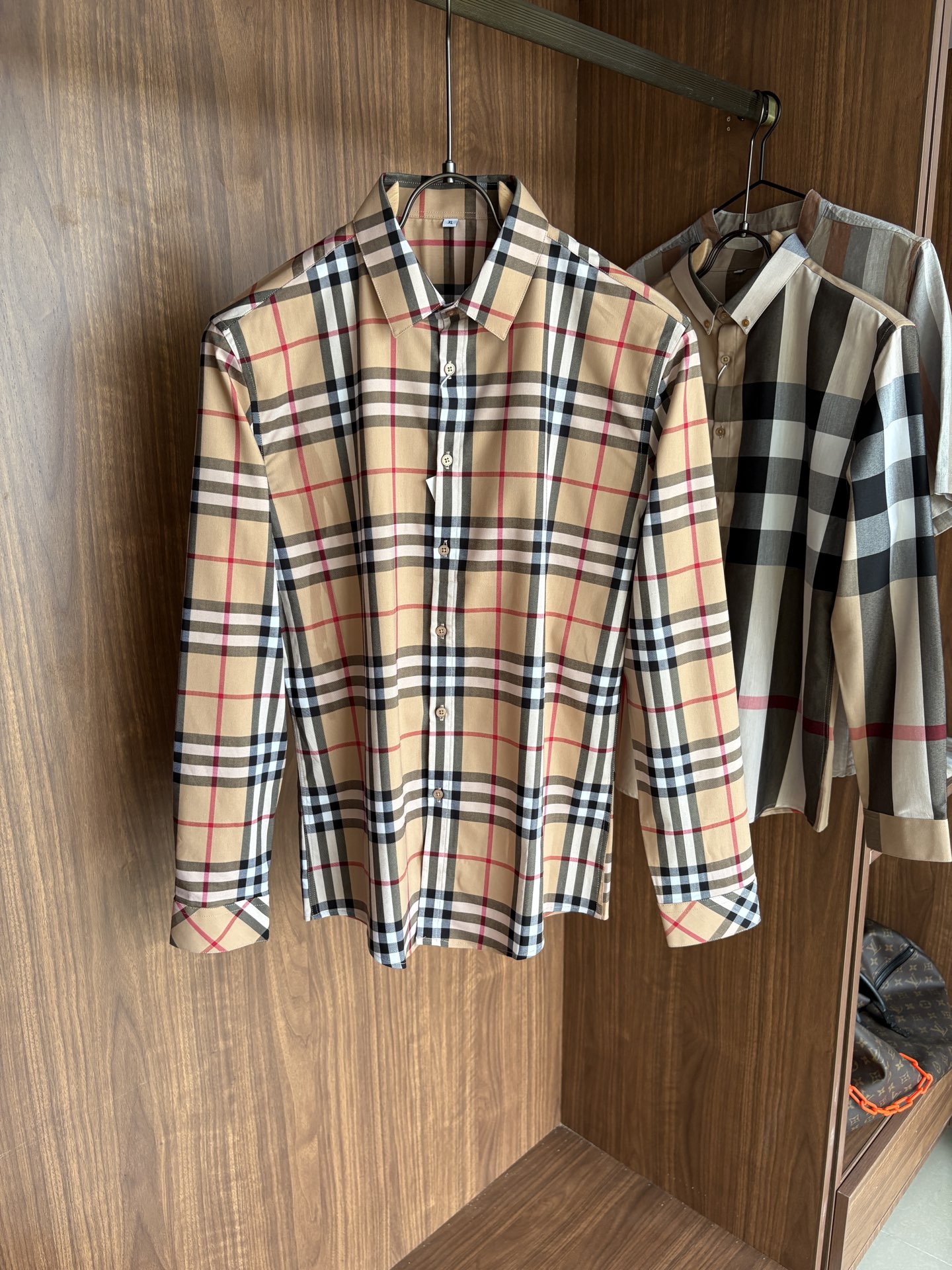 NO:485118,Recommended hot products!  Burberry casual plaid shirts have always been an indispensable item in this season. A good shirt highlights not only temperament, but also unique details. Burberry shirts pay attention to quality. Classic styles are popular every year!  The workmanship details are very good, and even a small button has details. It does not hurt the skin or the clothes. Classic styles, wearing outside and inside are all very good choices, and the overall feeling is very elegant!  !  , especially slim and beautiful. If you like it, come and buy it~ Size L-5XL, burberry, shirts, alexander wang19860909爆款推荐！巴宝休闲格子衬衫,一直以来都是这个季节必不可少的单品 一件好的衬衫凸显的不仅仅是气质, 专柜款 细节做的独一无二 巴宝莉衬衣很讲究品质 经典的款式每年都是爆款！做工的细节很到位,就连一个小扣子都有细节.不伤皮肤不伤衣服.经典的款式,外穿内搭都是很不错的选择,整体感觉非常有气质！！, 特别显瘦 修身好看 喜欢快来入手~ 尺码L-5XL,,burberry,shirts,alexander wang,Men's clothing