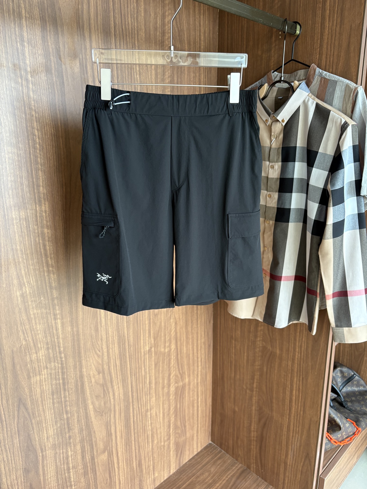 NO:516530,The new summer style of the ancestor 2025 shorts casual pants, custom-made fabrics for counters, breathable and comfortable, impeccable details, brand elements design concept, reflect quality. The feel is delicate and soft!  It is casually cut, with a great upper body style!  Code number M-3XL, shorts, alexander wang19860909始祖2025夏季新款 短裤 休闲裤,专柜定制面料 透气舒适度高,细节无可挑剔,品牌元素设计理念,体现品质.手感细腻柔软！呈现休闲裁剪,上身版型超赞！码数M-3XL,,shorts,alexander wang,Men's clothing