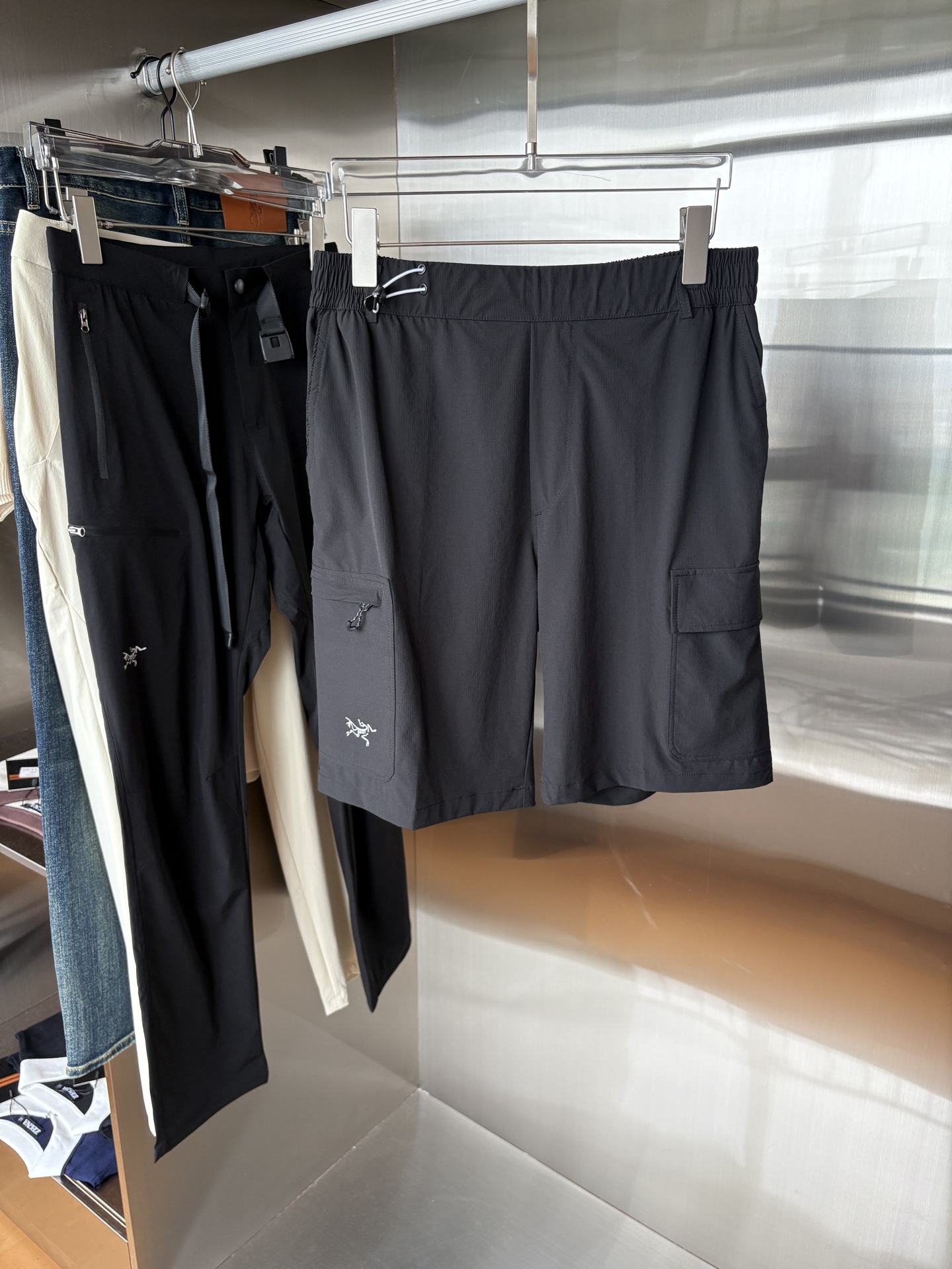 NO:492743,The new summer style of the ancestor 2025 shorts casual pants, custom-made fabrics for counters, breathable and comfortable, impeccable details, brand elements design concept, reflect quality. The feel is delicate and soft!  It is casually cut, with a great upper body style!  Code number M-3XL, shorts, alexander wang19860909始祖2025夏季新款 短裤 休闲裤,专柜定制面料 透气舒适度高,细节无可挑剔,品牌元素设计理念,体现品质.手感细腻柔软！呈现休闲裁剪,上身版型超赞！码数M-3XL,,shorts,alexander wang,Men's clothing