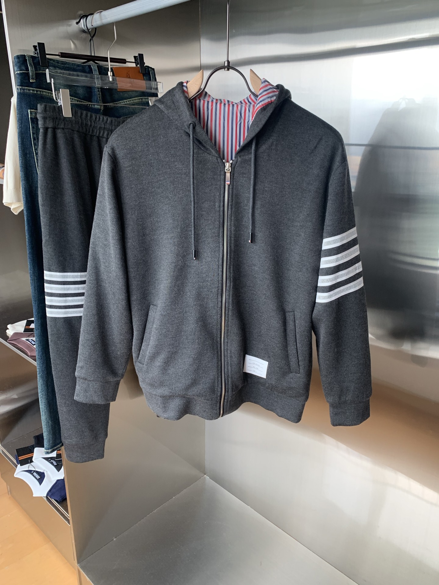 NO:486226,Heavy recommendation Men's suit Simple and versatile, not picky for people to wear, waist elastic drawstring design Export order standard, all details are handled in place; special 3D three-dimensional surround cutting technology, which has both the velvet texture of wool and the skin-friendly and comfortable feeling of hoodies, soft and glutinous feel, without losing backbone, good stretchability, good warmth, delicate and delicate texture, very high density, long-lasting wear, no fading and no deformation after washing M-3XL,,alexander wang19860909重磅推荐 男士套装 简约百搭款,不挑人穿,腰部松紧抽绳设计 出口订单标准,所有细节处理都非常到位；采用特殊3D立体环绕裁剪工艺 ,既有羊毛的绒绒质感,又有卫裤的亲肤舒适感,手感软糯,而又不失骨干,穿着舒展性好,保暖性好,纹理细腻精致,密度非常得高,久穿久洗不褪色不变形 M-3XL,,alexander wang,Men's clothing