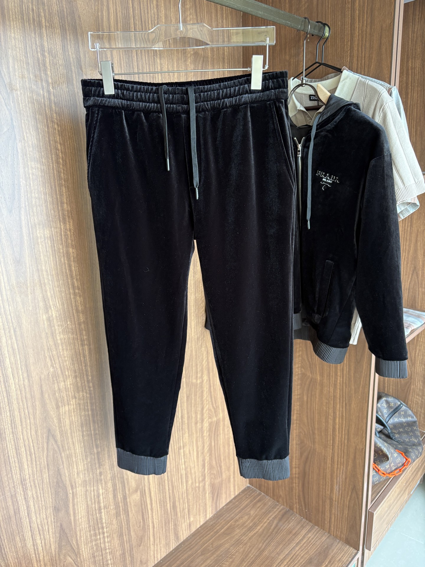 Men’s Suit with 3D Strutting Process, Wool Flutter, and Skin Comfort Pants