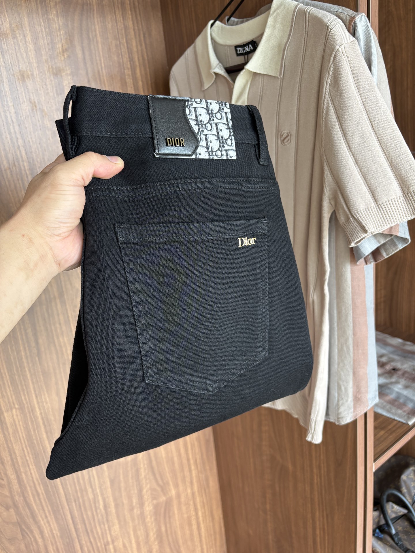 NO:486515,A super stylish jeans, customized original washing denim fabric, unique design, top-grade embroidery craft letter pattern logo, original hardware and auxiliary decoration, an extremely superior jeans, the materials and craftsmanship are extremely luxurious and exquisite, the grade is extremely high, the upper body is handsome and stylish, recommended, 005 yards 29-38 without 35; 37, jeans, alexander wang19860909超级有范儿的一款牛仔裤,定制原版水洗牛仔面料,独特设计,顶级刺绣工艺字母图案logo,原版五金辅料装饰,极为翘楚的一款牛仔裤,用料与工艺都极致奢华精湛,档次极高,上身帅气有型,推荐,005码数29-38没35；37,,jeans,alexander wang,Men's clothing