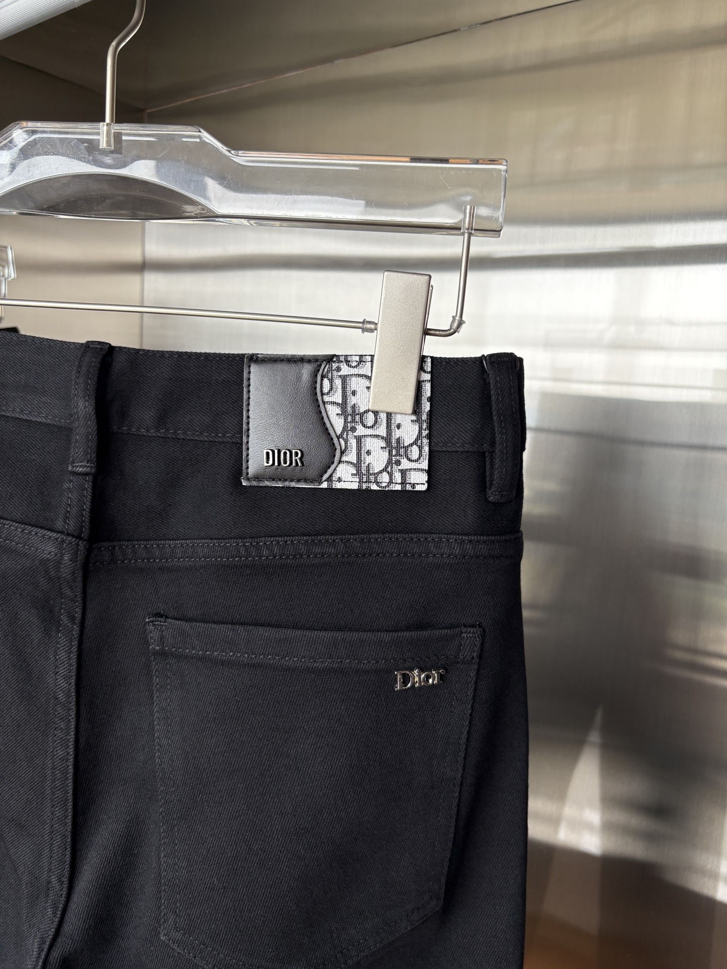 “Custom Water-Washed Jeans: Classy Design with Top-Level Embroidery and Hardware” - 图片 9