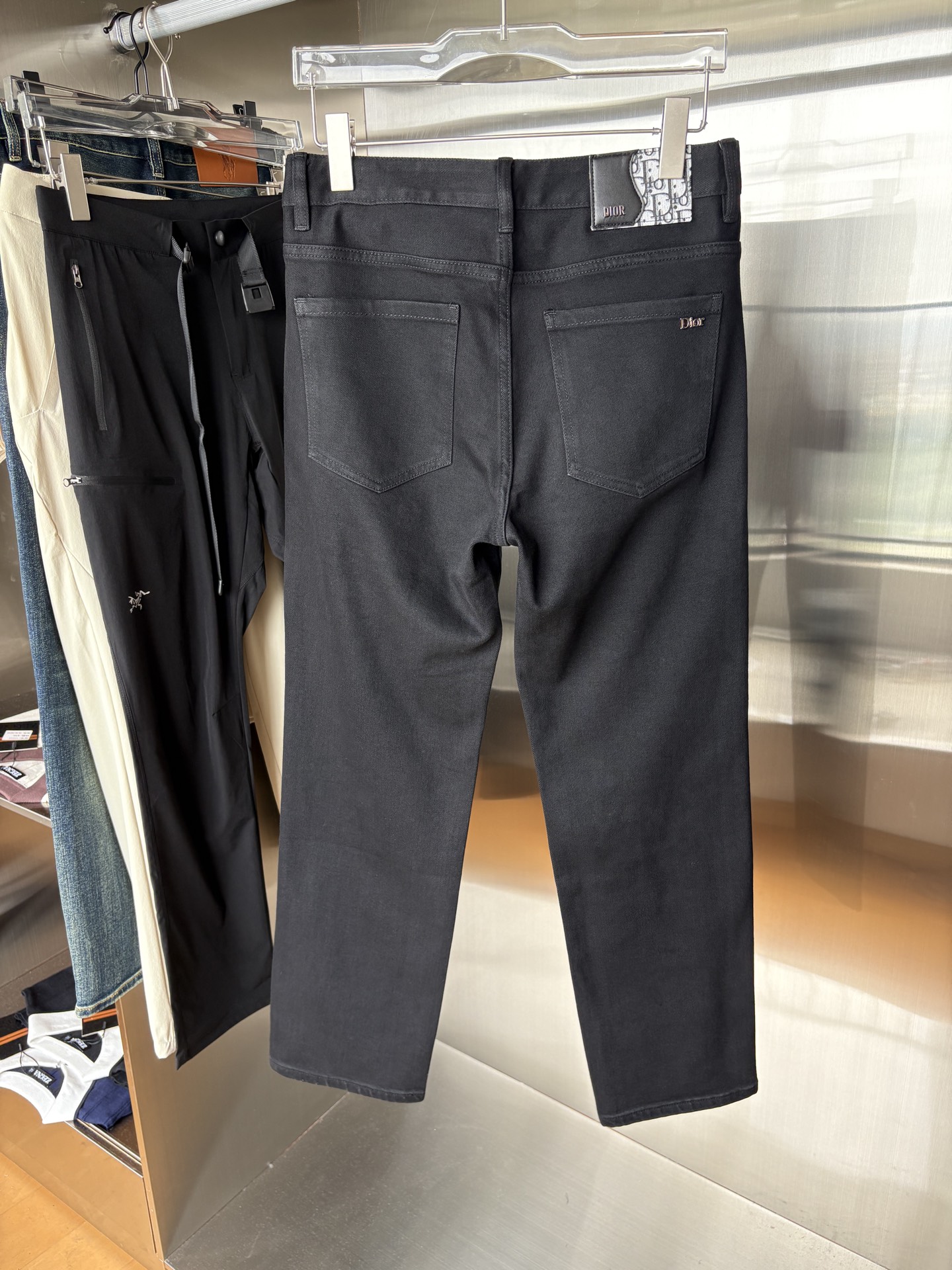 “Custom Water-Washed Jeans: Classy Design with Top-Level Embroidery and Hardware” - 图片 3