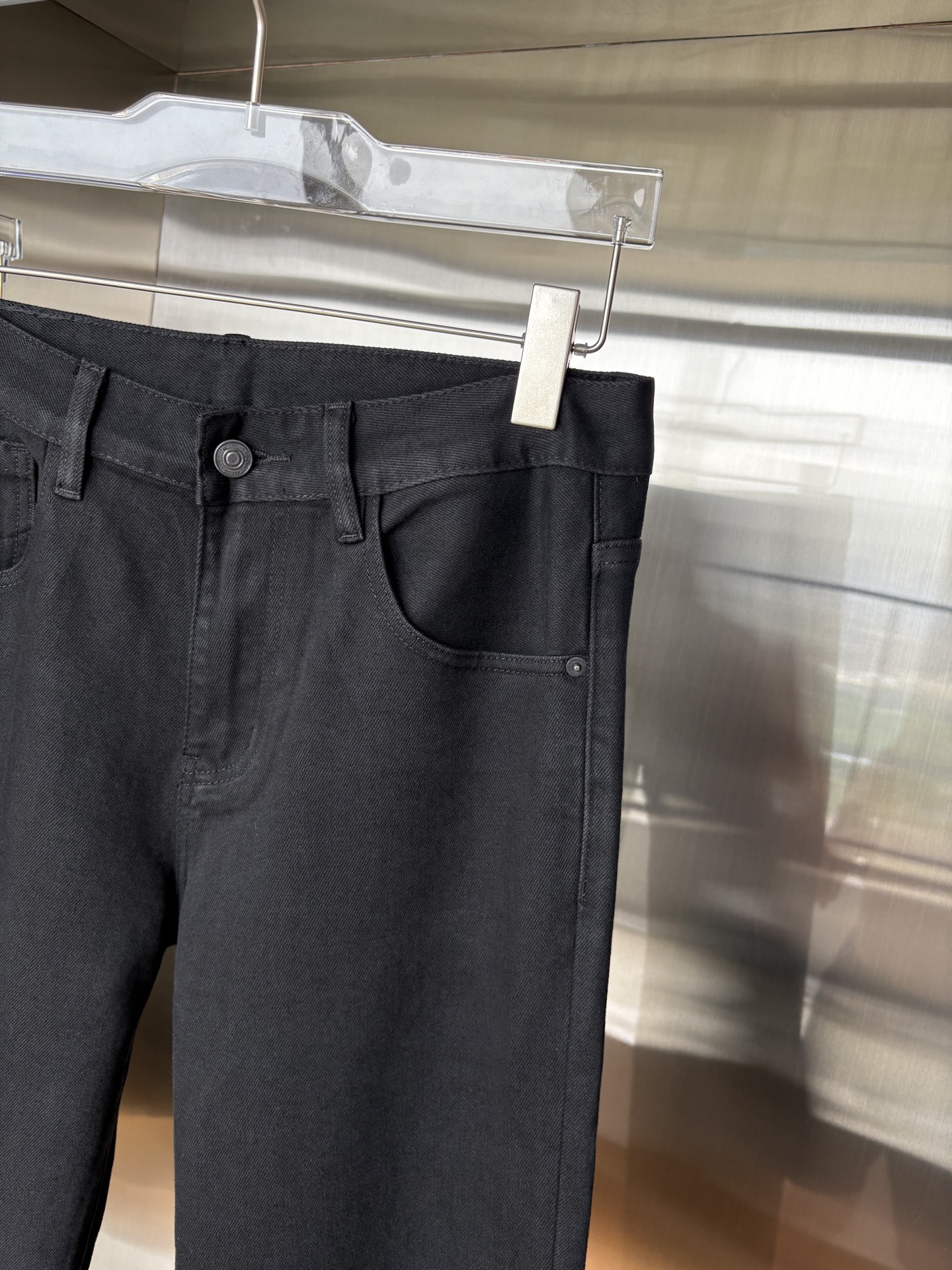 “Custom Water-Washed Jeans: Classy Design with Top-Level Embroidery and Hardware” - 图片 6