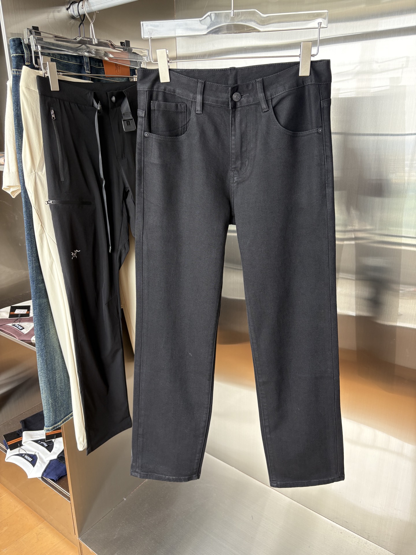 “Custom Water-Washed Jeans: Classy Design with Top-Level Embroidery and Hardware” - 图片 2