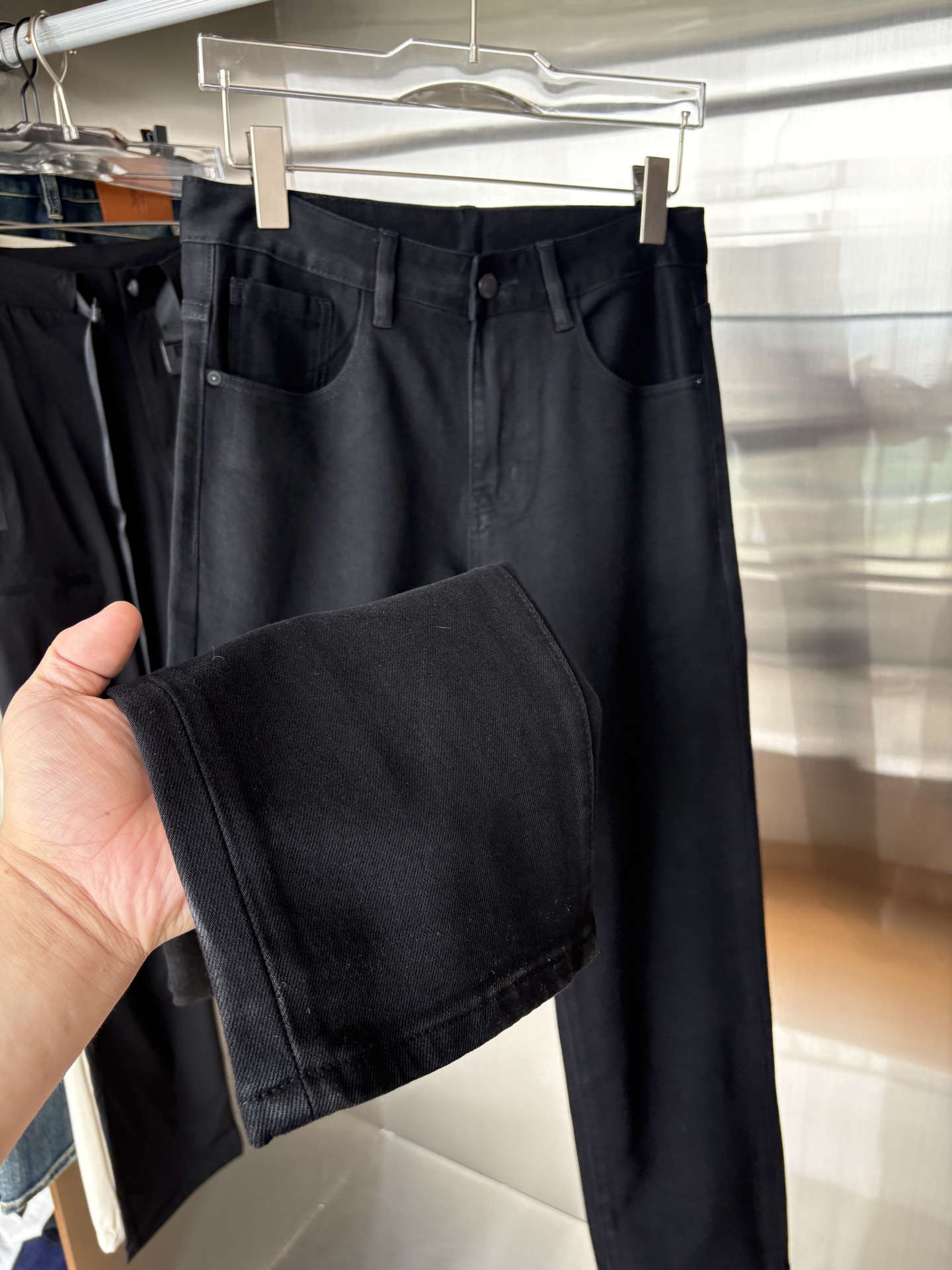 “Custom Water-Washed Jeans: Classy Design with Top-Level Embroidery and Hardware” - 图片 7