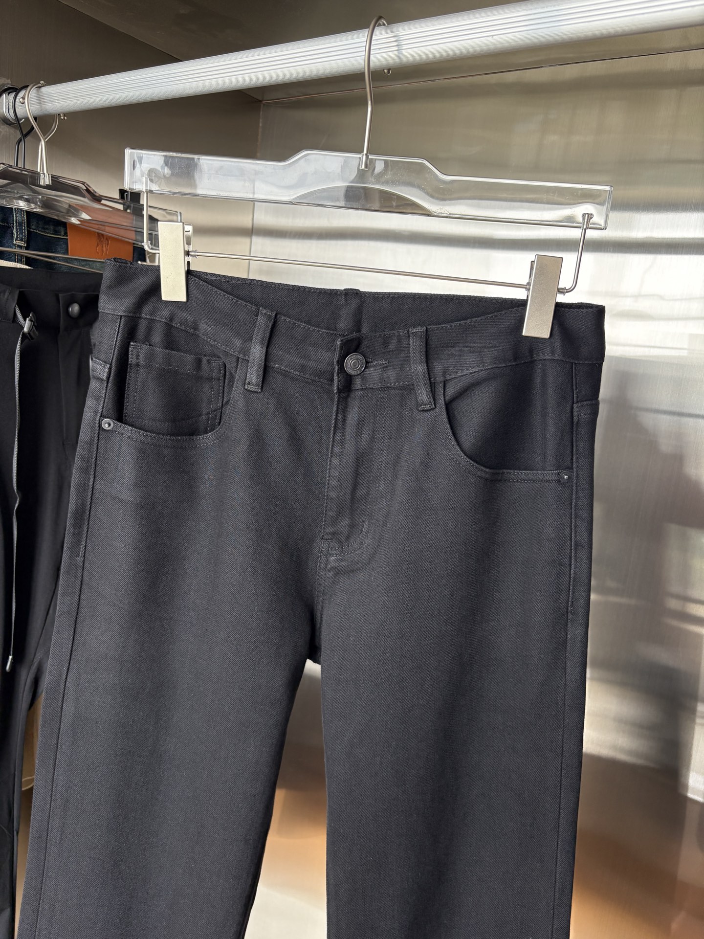 “Custom Water-Washed Jeans: Classy Design with Top-Level Embroidery and Hardware” - 图片 4