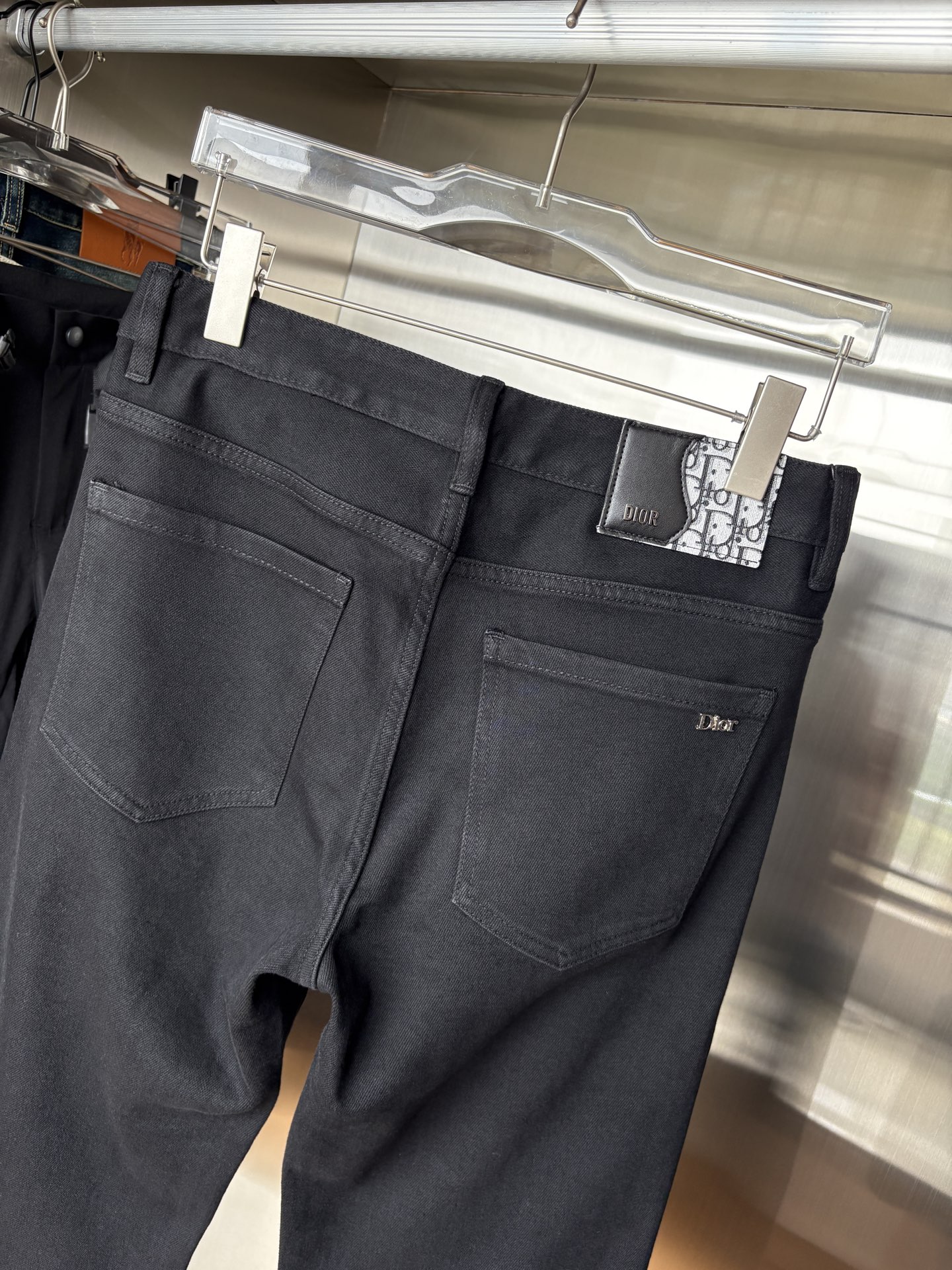 “Custom Water-Washed Jeans: Classy Design with Top-Level Embroidery and Hardware” - 图片 8