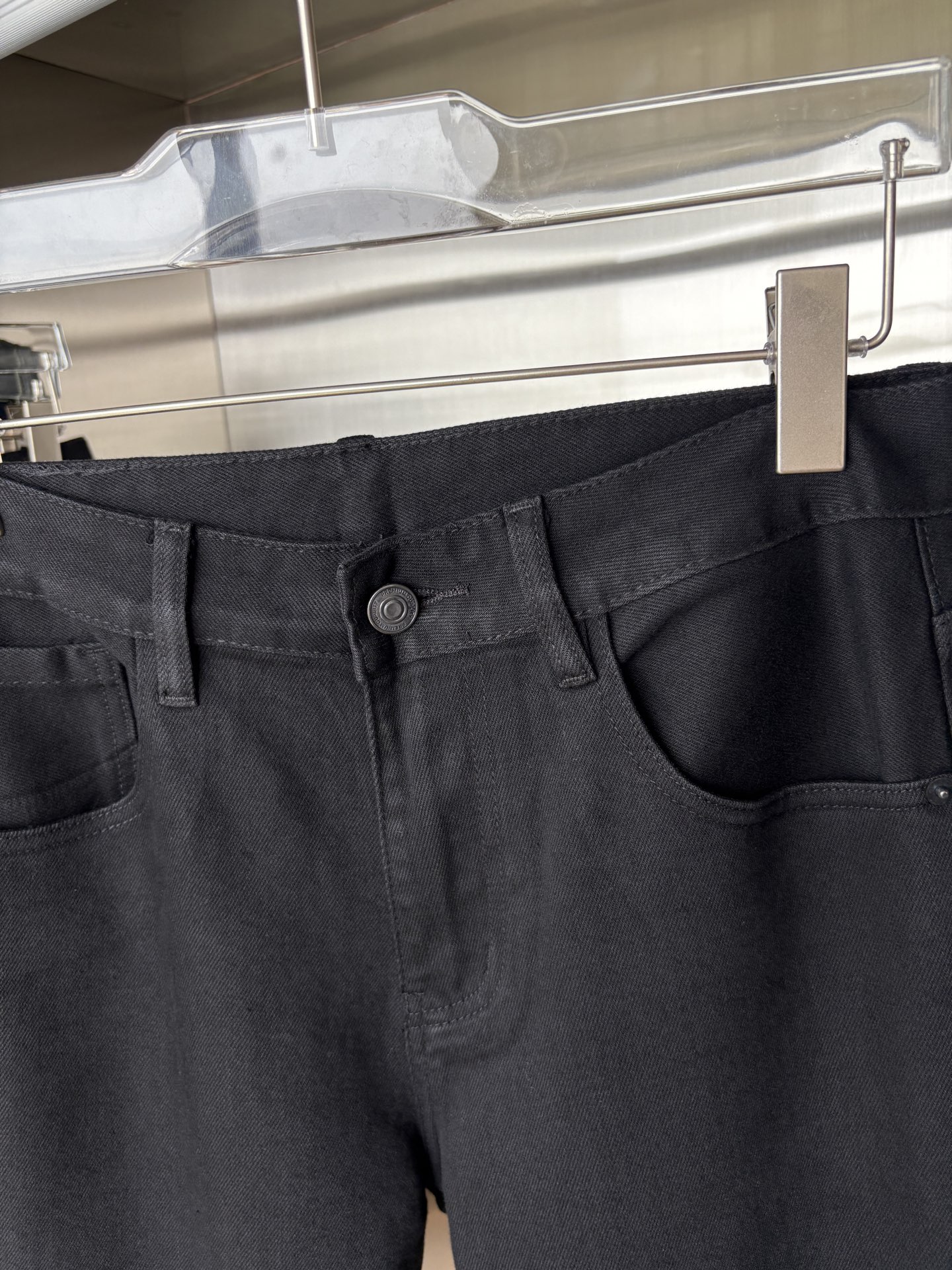 “Custom Water-Washed Jeans: Classy Design with Top-Level Embroidery and Hardware” - 图片 5