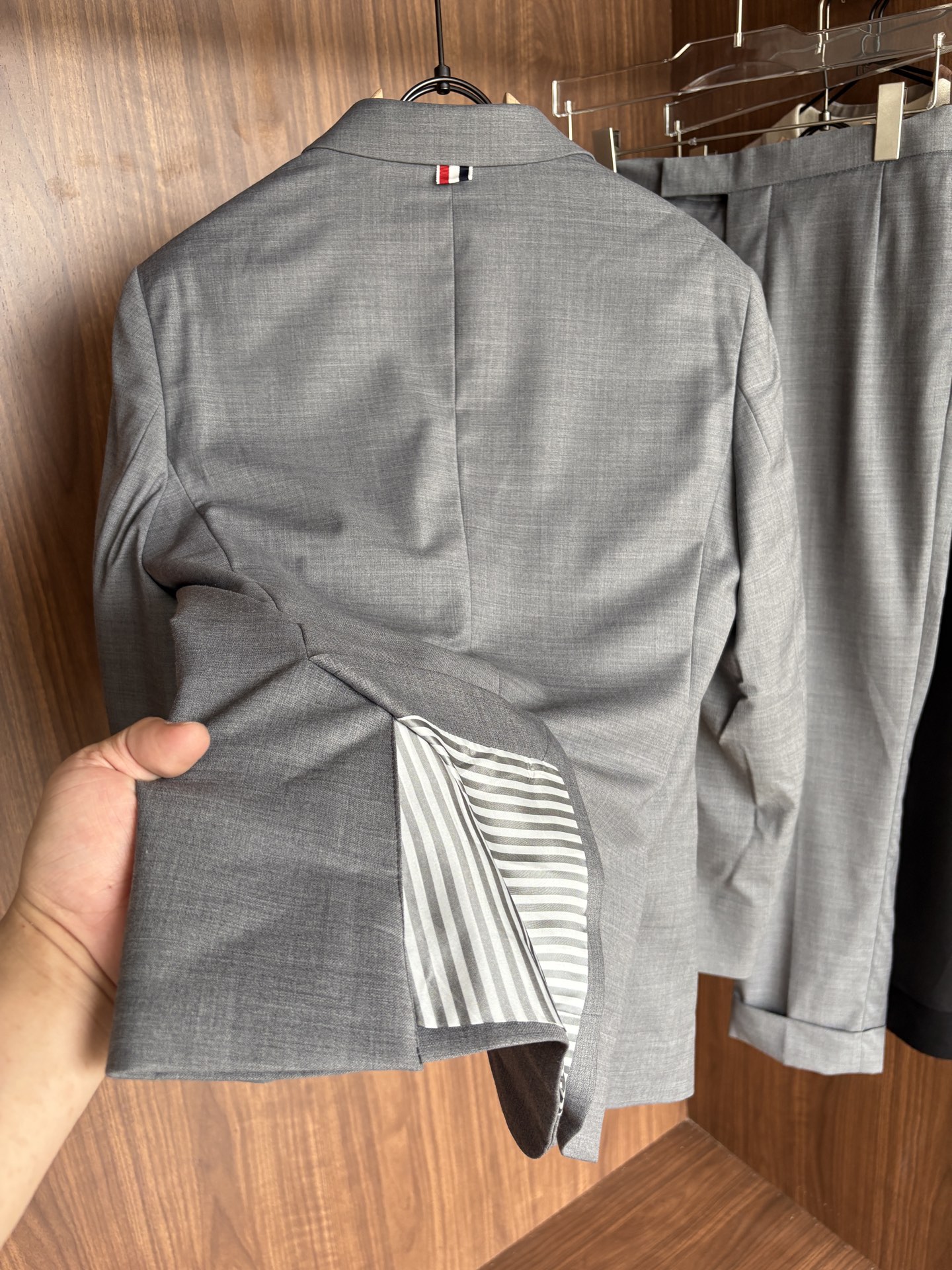 Classic Double-Buttoned Wool Suit: Timeless Style for Business and Leisure - 图片 8