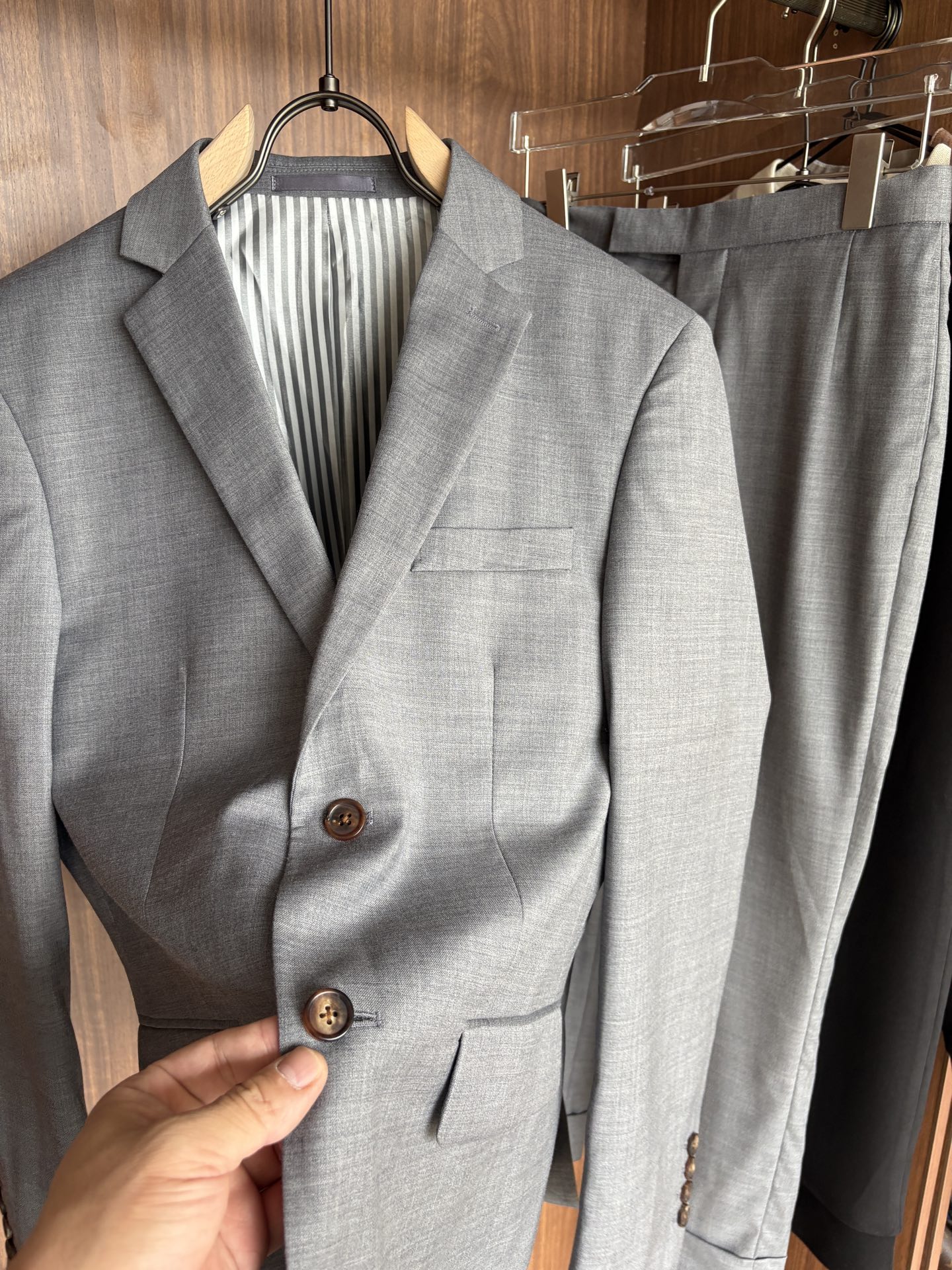 Classic Double-Buttoned Wool Suit: Timeless Style for Business and Leisure - 图片 6