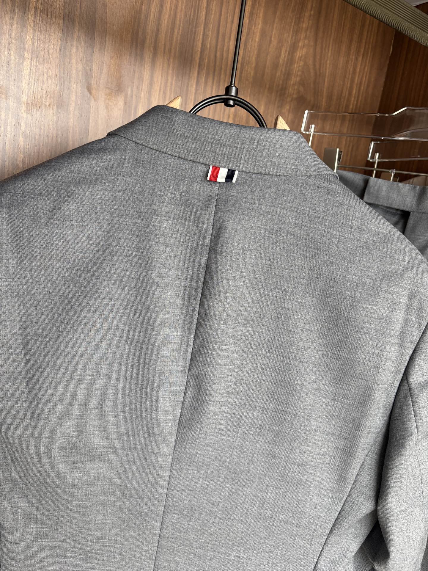 Classic Double-Buttoned Wool Suit: Timeless Style for Business and Leisure - 图片 7