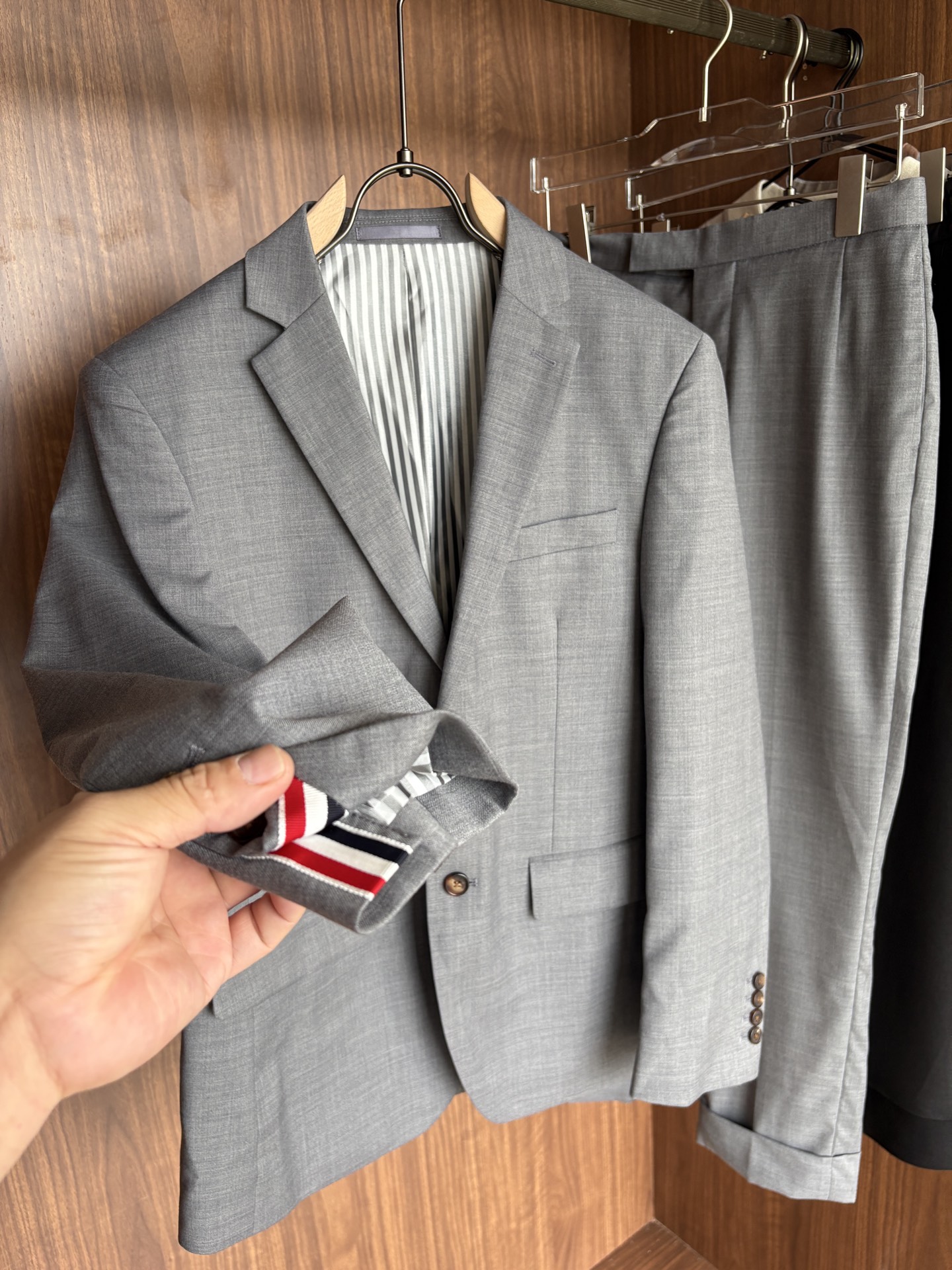 Classic Double-Buttoned Wool Suit: Timeless Style for Business and Leisure - 图片 5