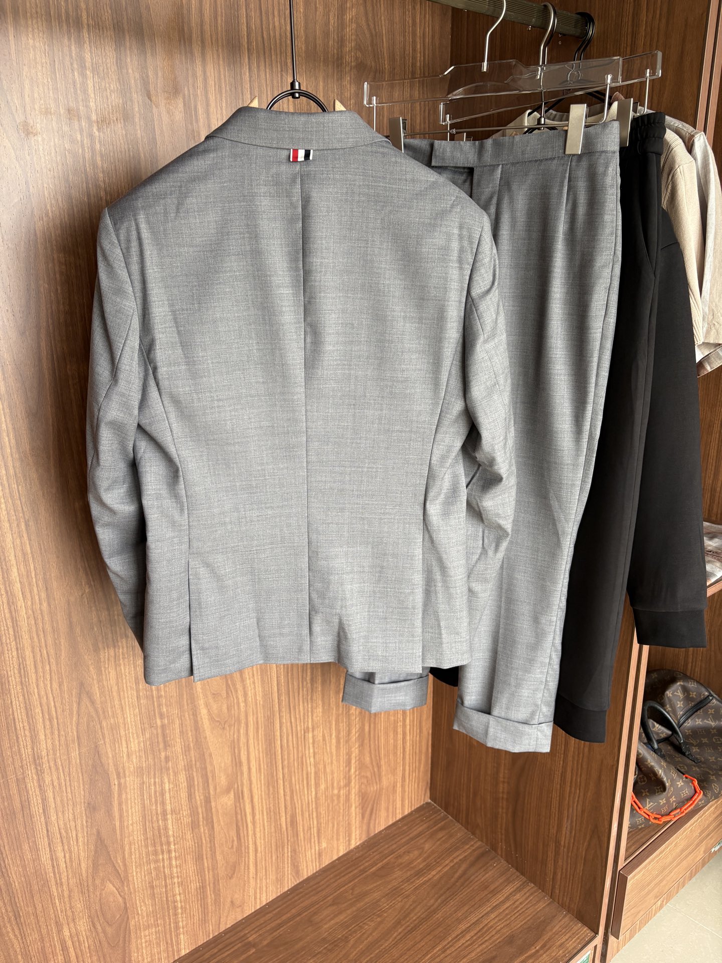 Classic Double-Buttoned Wool Suit: Timeless Style for Business and Leisure - 图片 2