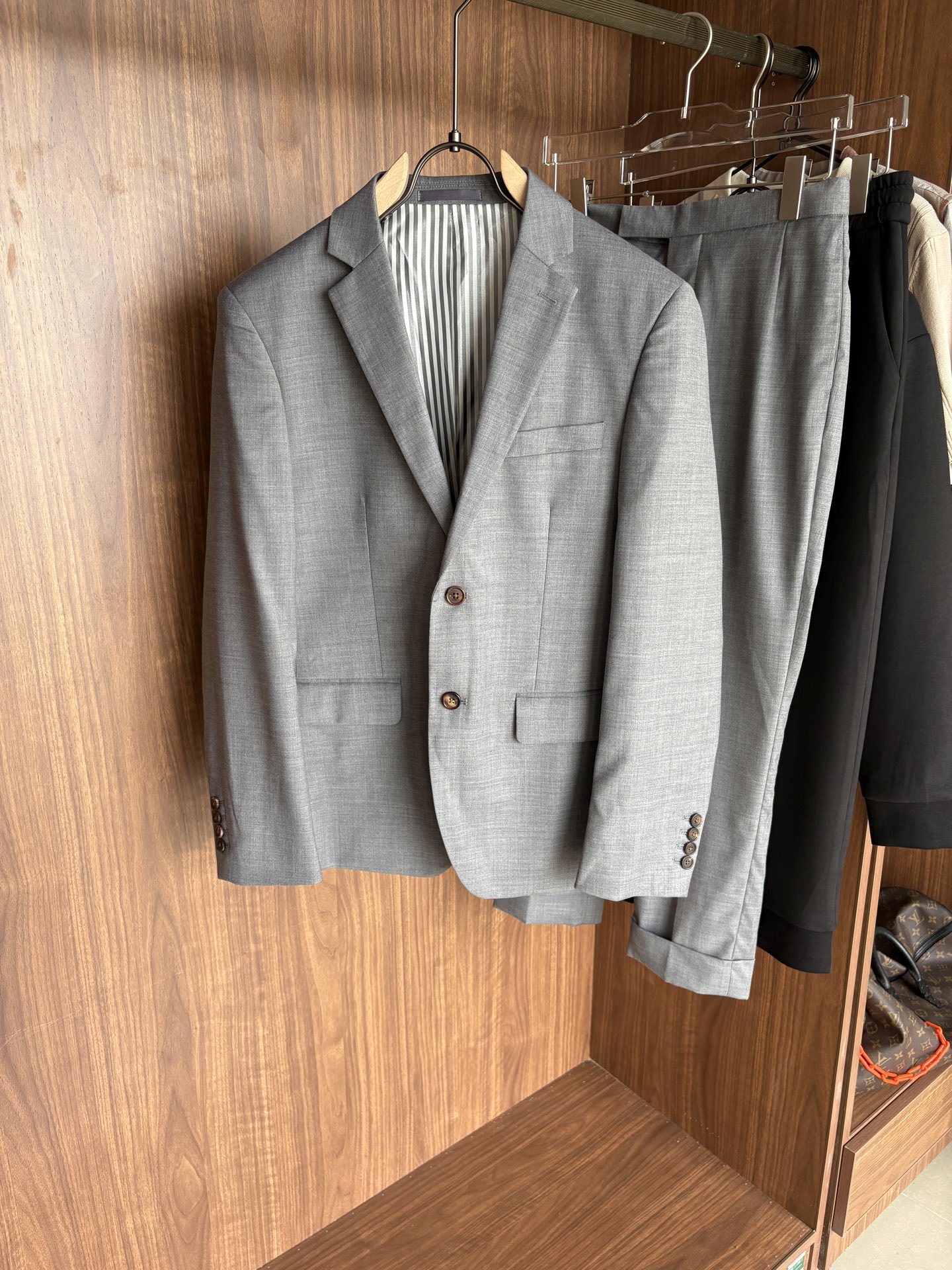 Classic Double-Buttoned Wool Suit: Timeless Style for Business and Leisure - 图片 1