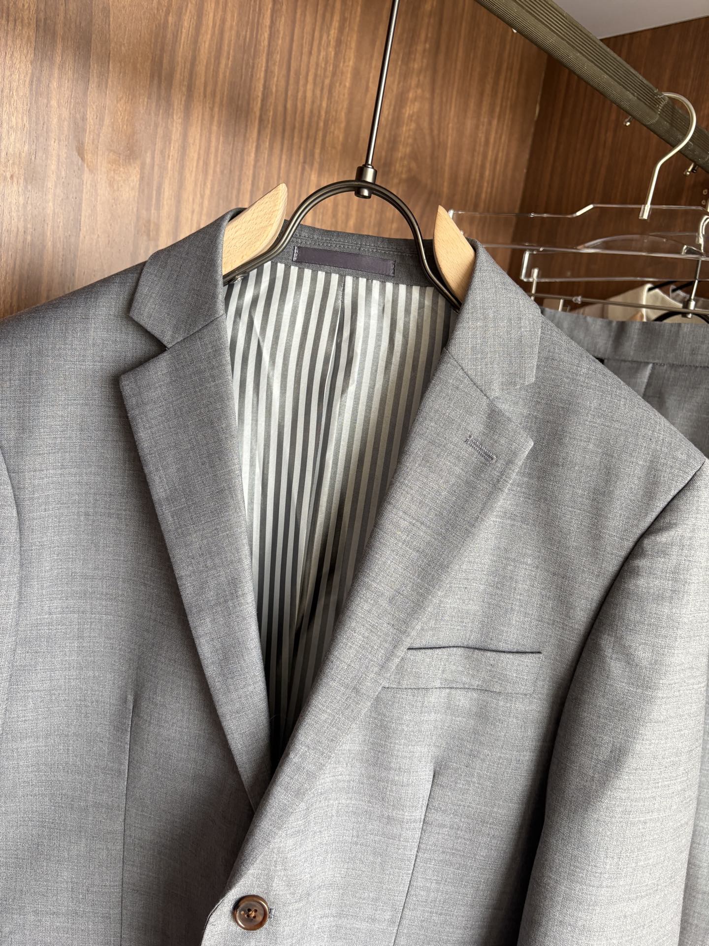 Classic Double-Buttoned Wool Suit: Timeless Style for Business and Leisure - 图片 3