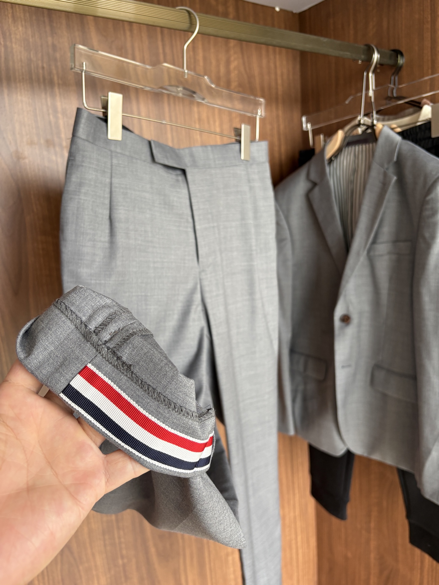 “Classic Double-Buttoned Male Wool Suit: Timeless Style for Business and Leisure” - 图片 6