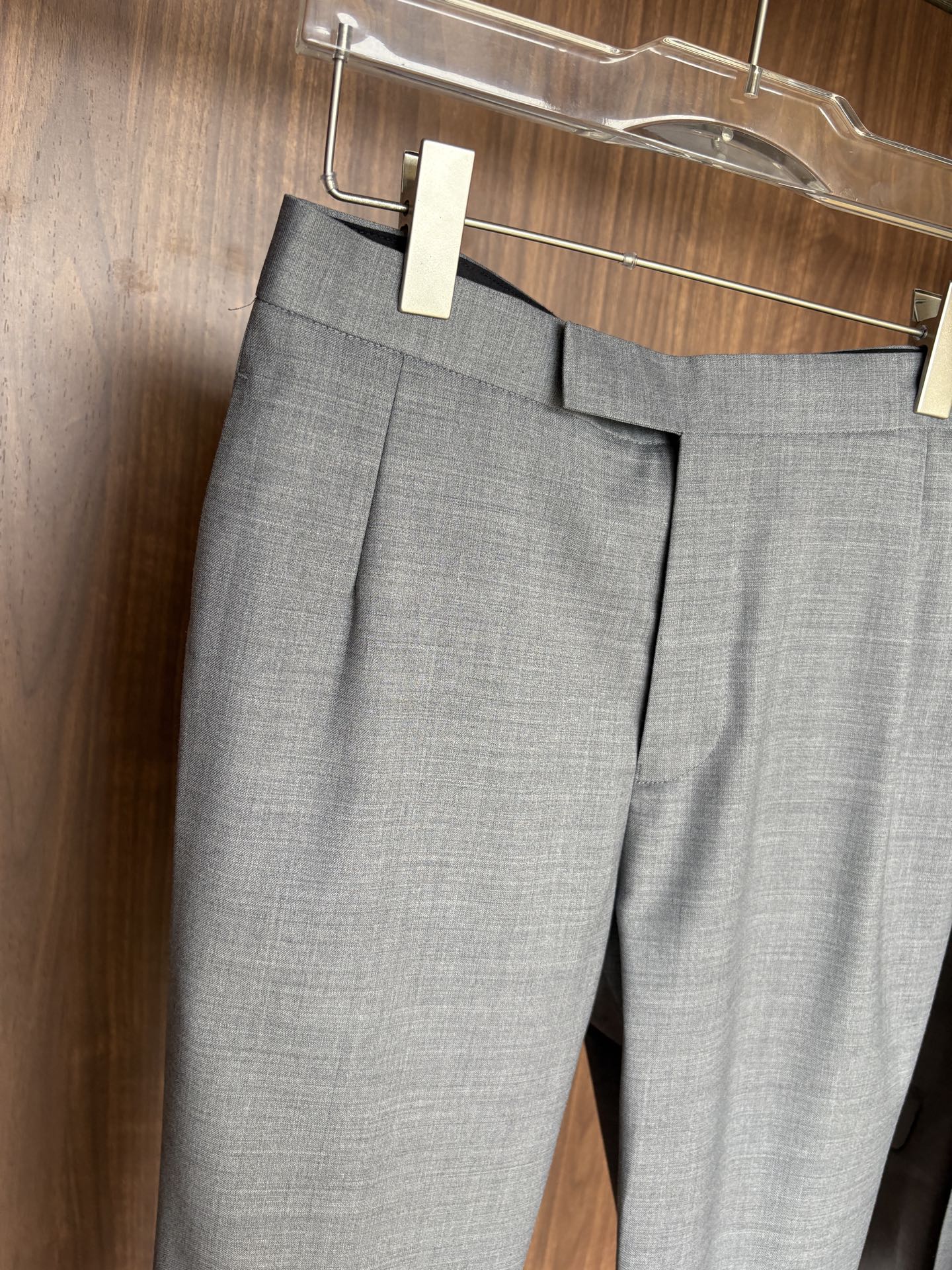 “Classic Double-Buttoned Male Wool Suit: Timeless Style for Business and Leisure” - 图片 5