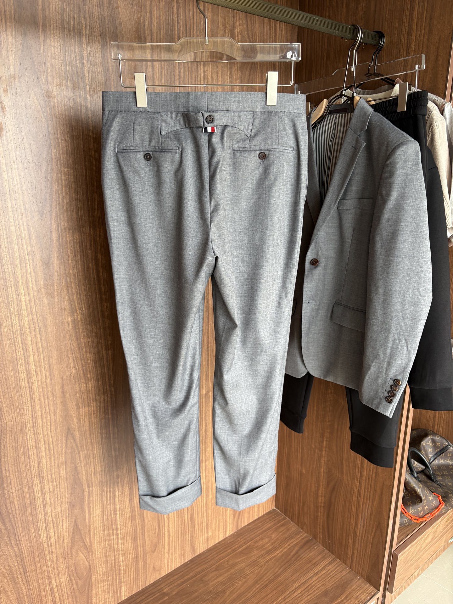 “Classic Double-Buttoned Male Wool Suit: Timeless Style for Business and Leisure” - 图片 2