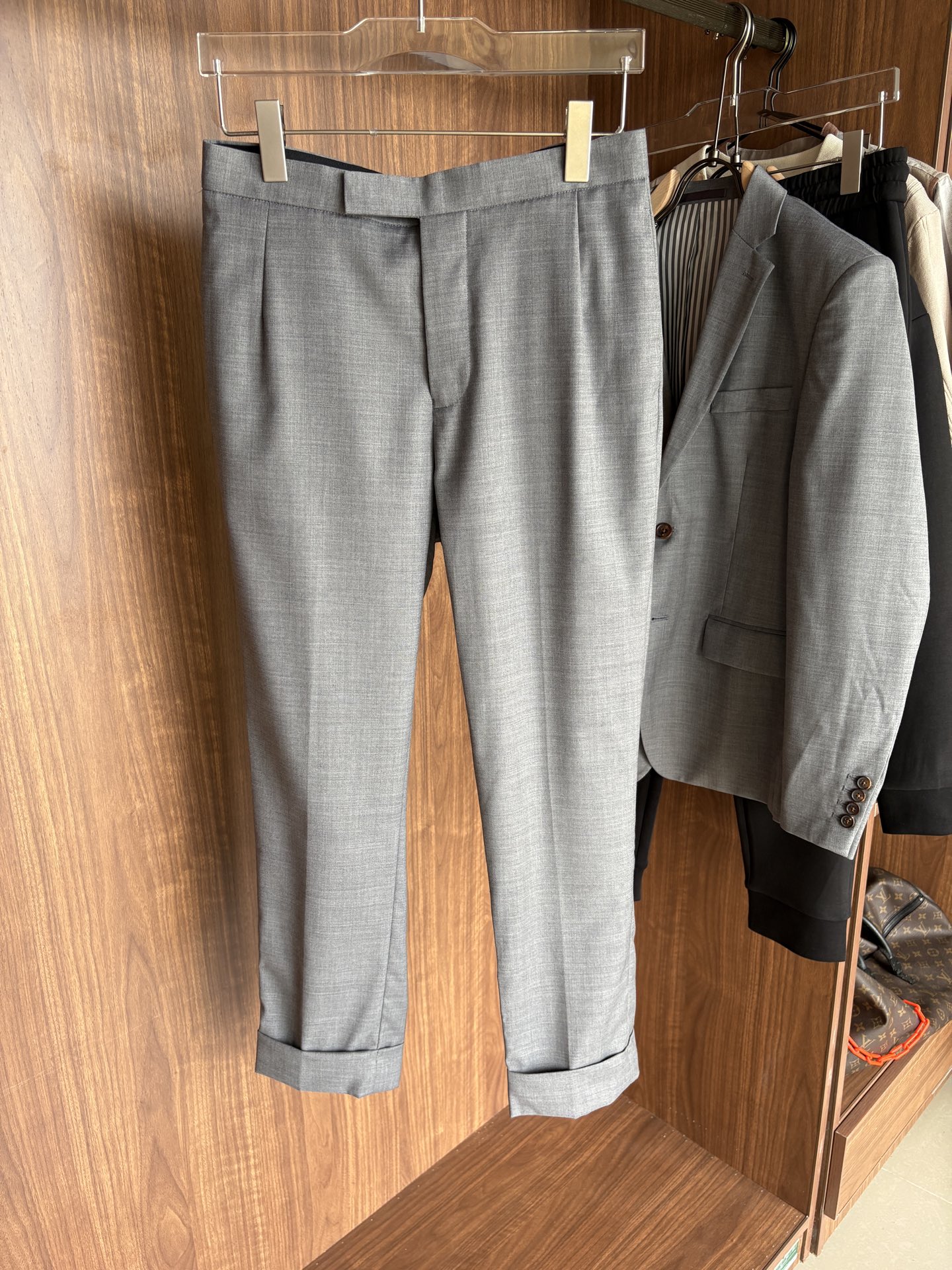“Classic Double-Buttoned Male Wool Suit: Timeless Style for Business and Leisure” - 图片 1