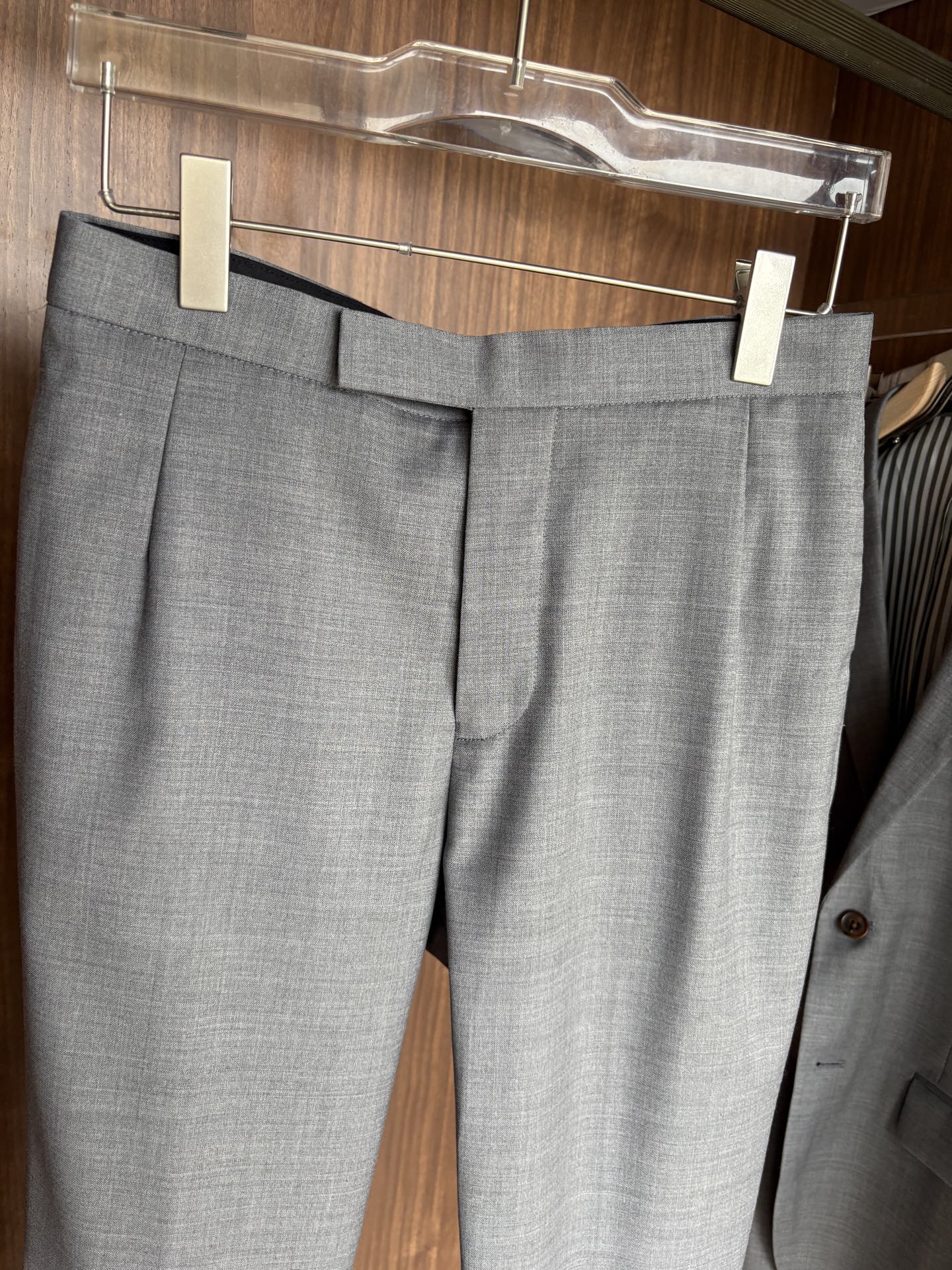 “Classic Double-Buttoned Male Wool Suit: Timeless Style for Business and Leisure” - 图片 3