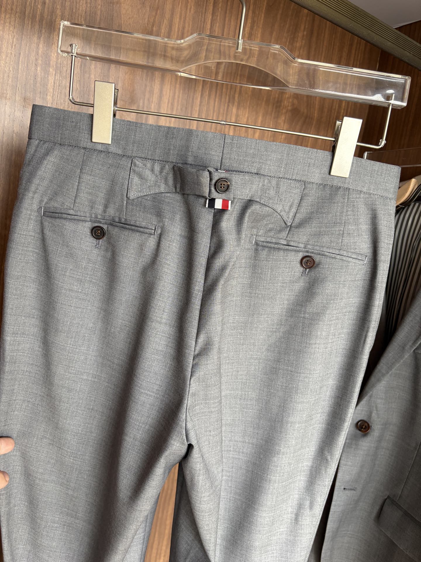“Classic Double-Buttoned Male Wool Suit: Timeless Style for Business and Leisure” - 图片 8