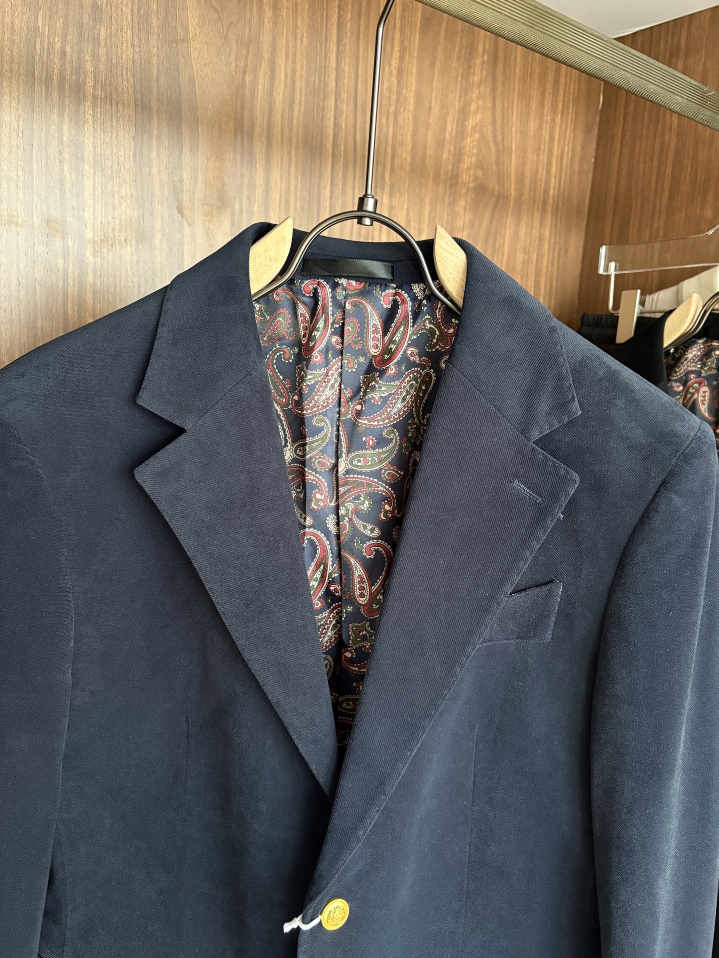 Luxury Men’s Business Card: Top-of-the-art Suit Line with High-Quality Fabrics and Tailoring - 图片 3