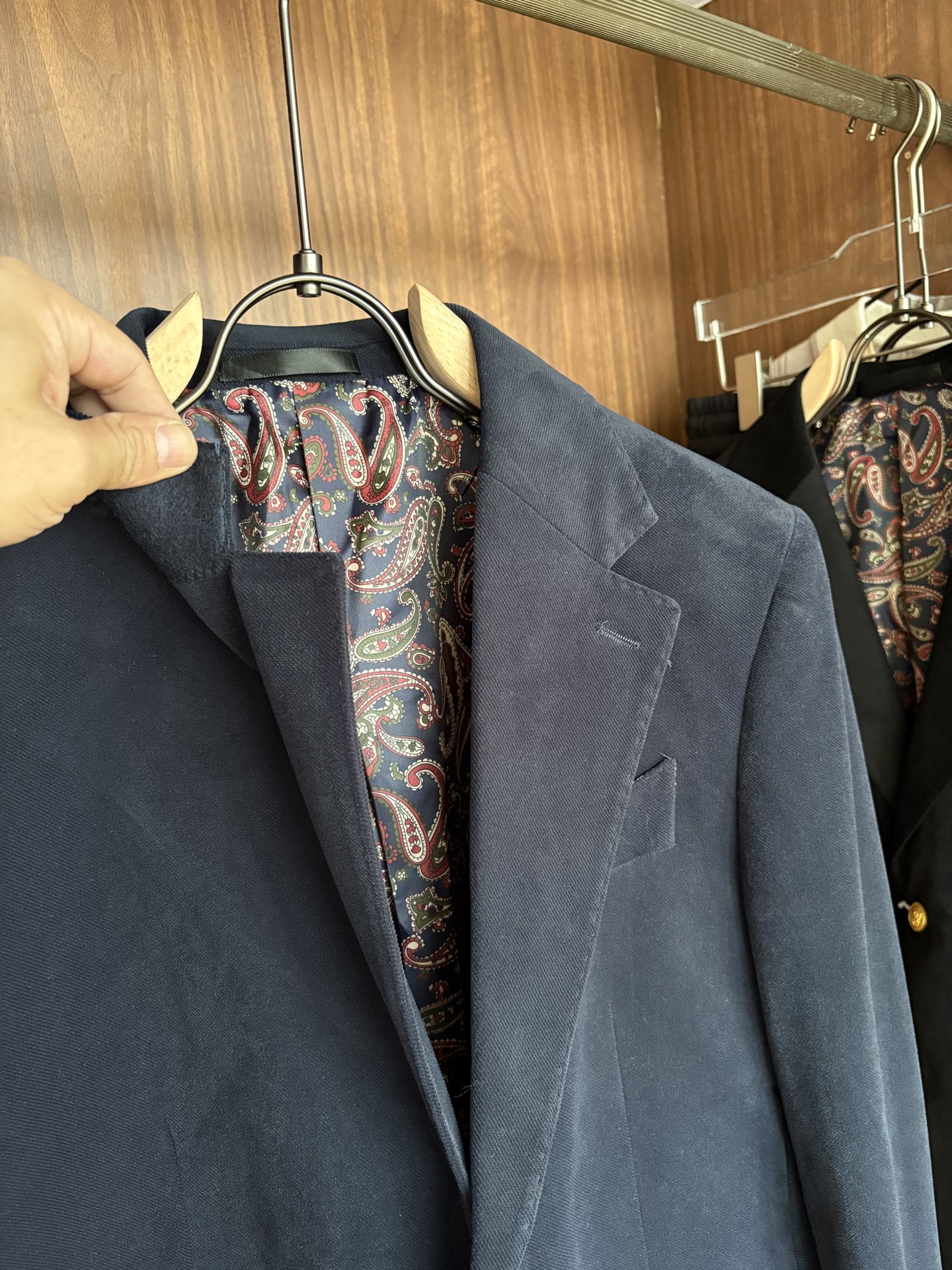 Luxury Men’s Business Card: Top-of-the-art Suit Line with High-Quality Fabrics and Tailoring - 图片 4