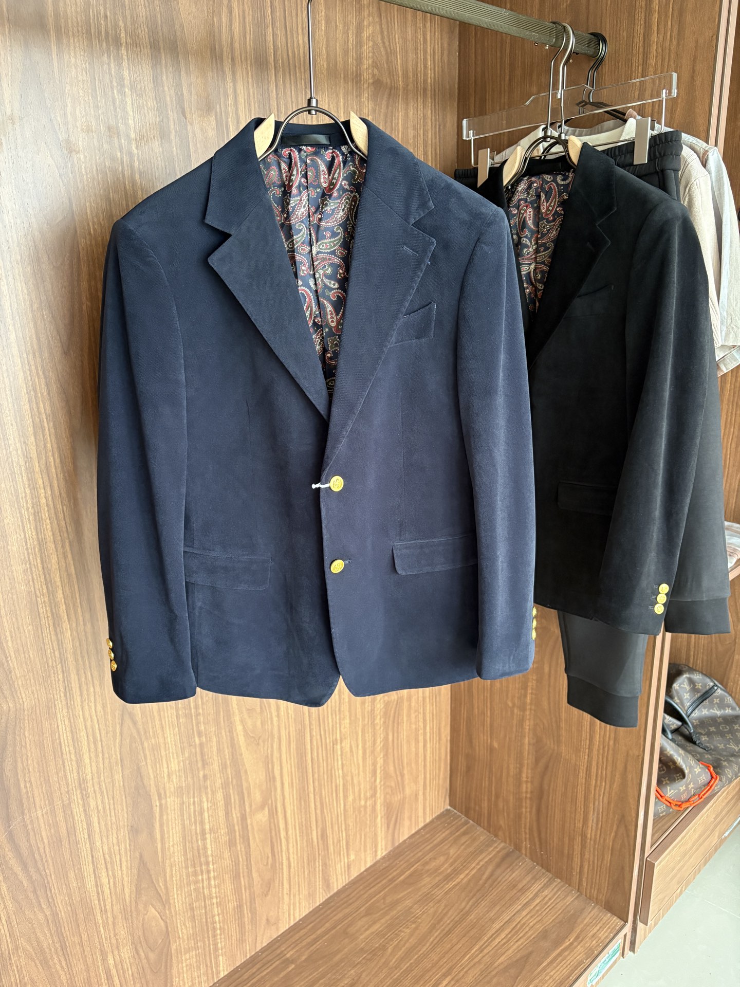 Luxury Men’s Business Card: Top-of-the-art Suit Line with High-Quality Fabrics and Tailoring - 图片 1