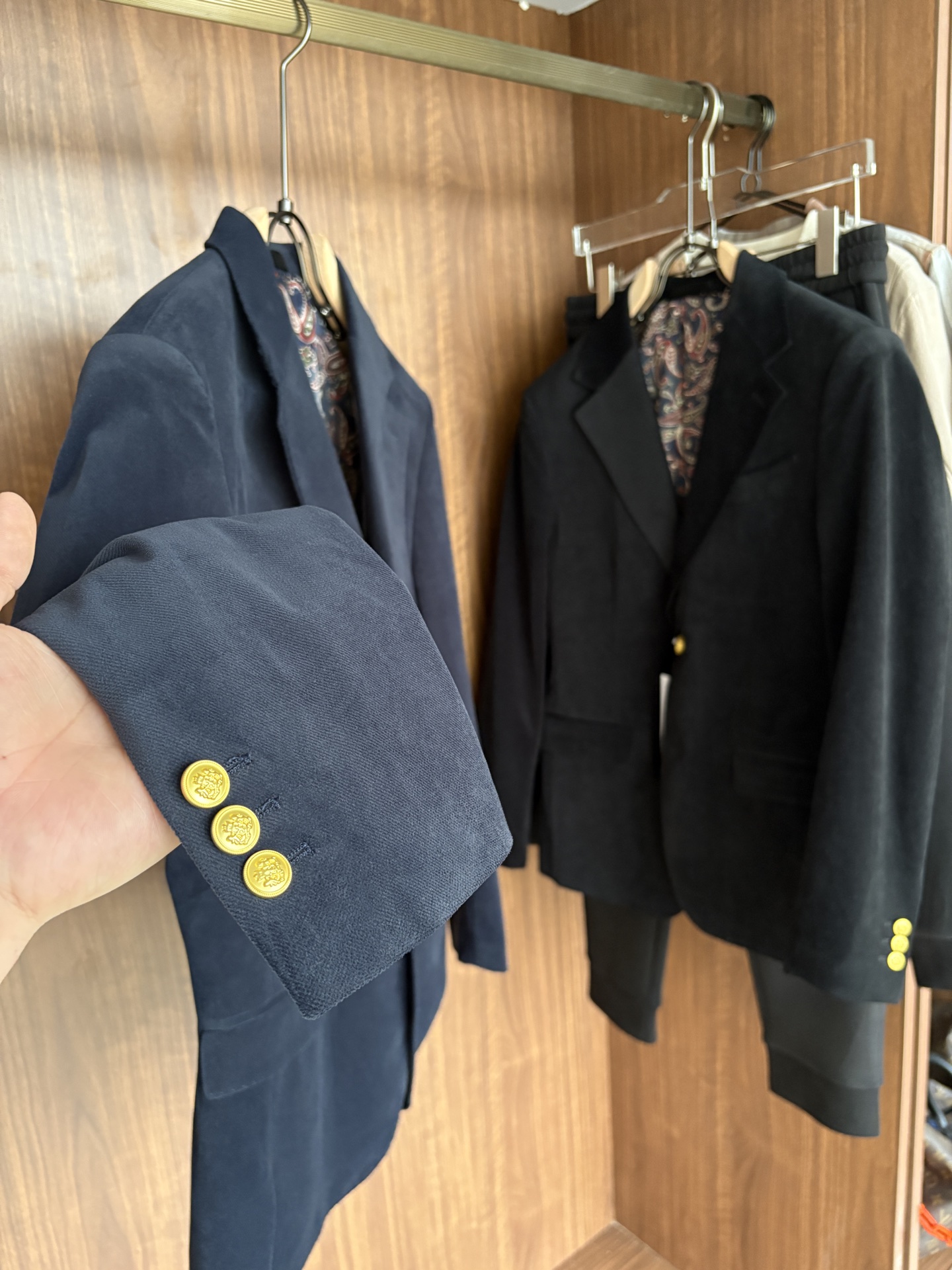 Luxury Men’s Business Card: Top-of-the-art Suit Line with High-Quality Fabrics and Tailoring - 图片 5