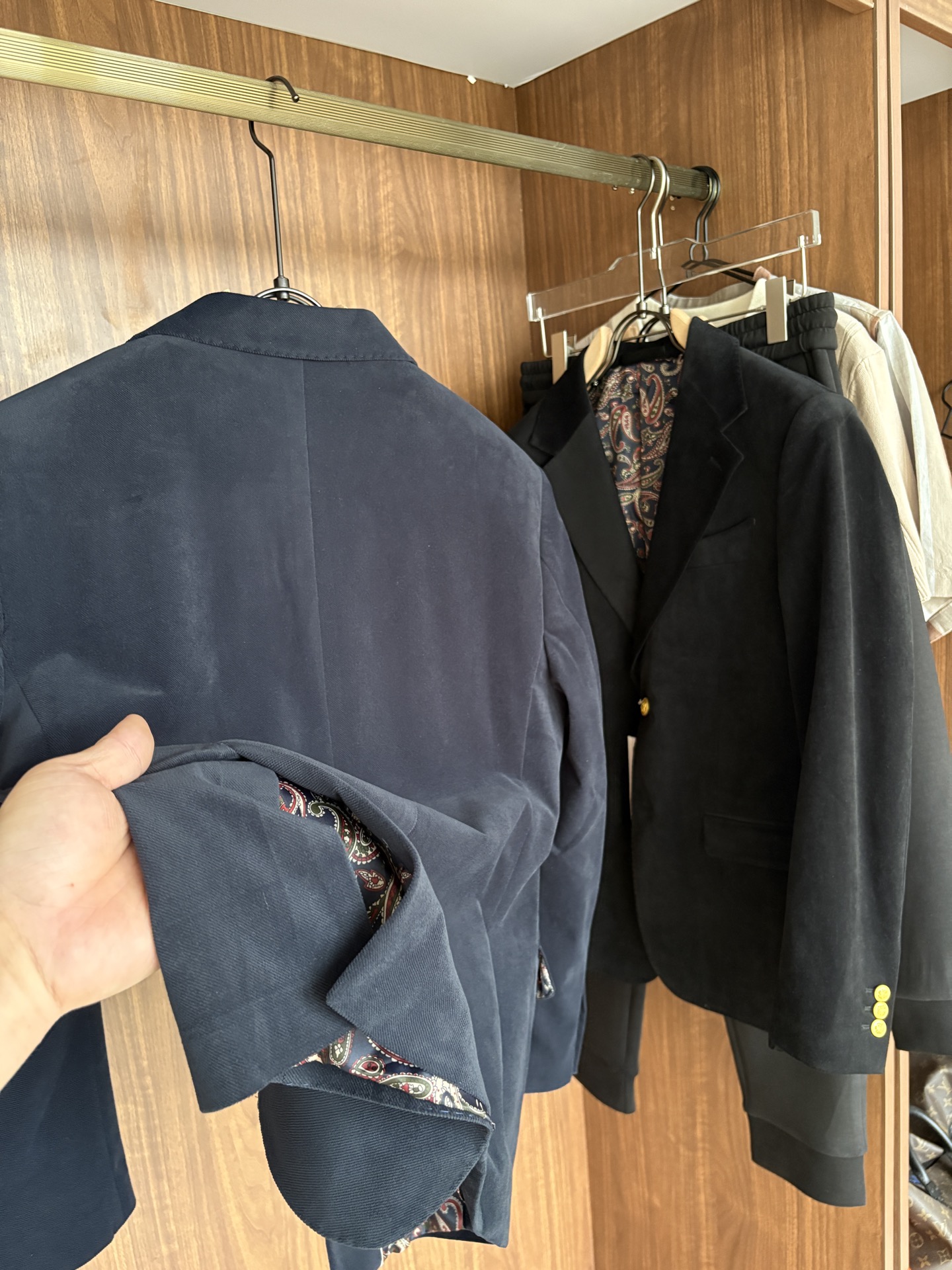 Luxury Men’s Business Card: Top-of-the-art Suit Line with High-Quality Fabrics and Tailoring - 图片 8