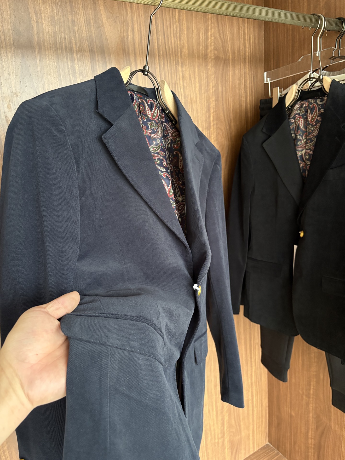 Luxury Men’s Business Card: Top-of-the-art Suit Line with High-Quality Fabrics and Tailoring - 图片 6