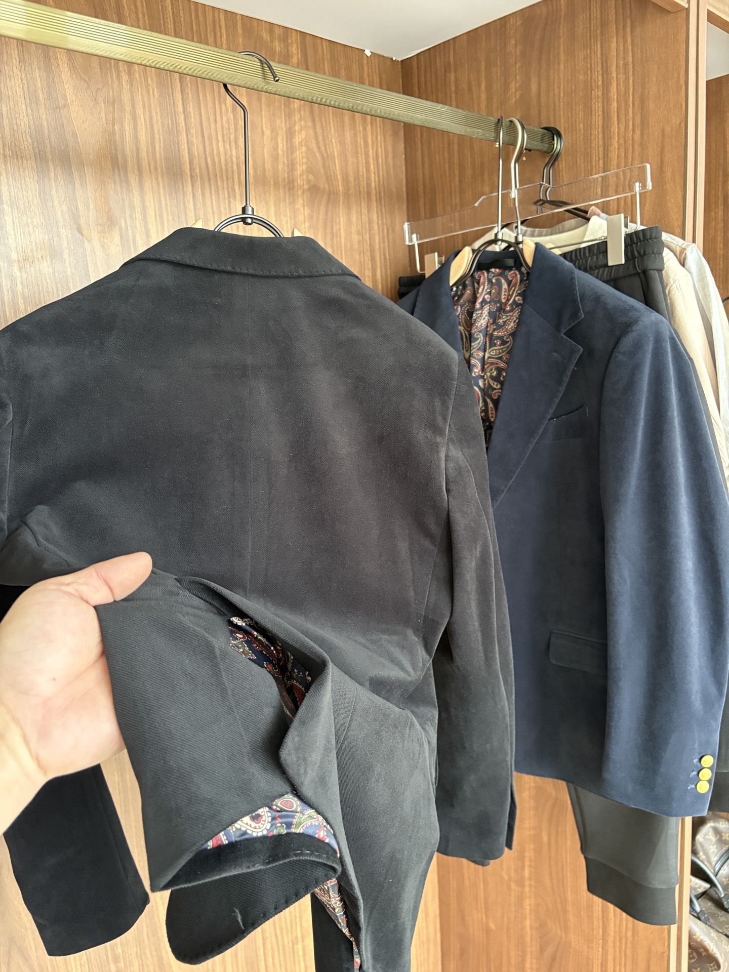 Luxury Men’s Business Card: Top-of-the-line Suits with World-Recognized Fabrics and Crafts - 图片 9