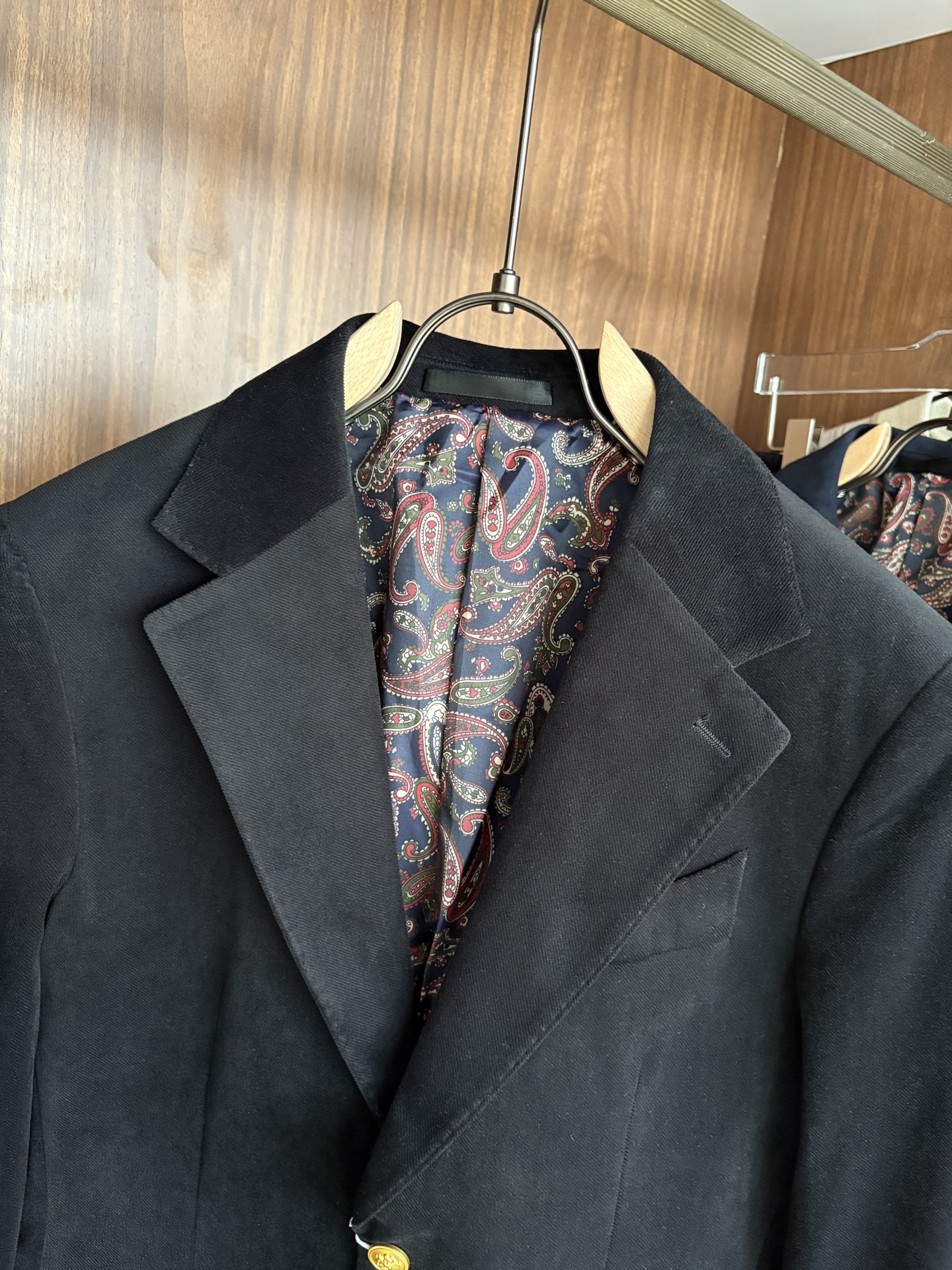 Luxury Men’s Business Card: Top-of-the-line Suits with World-Recognized Fabrics and Crafts - 图片 3