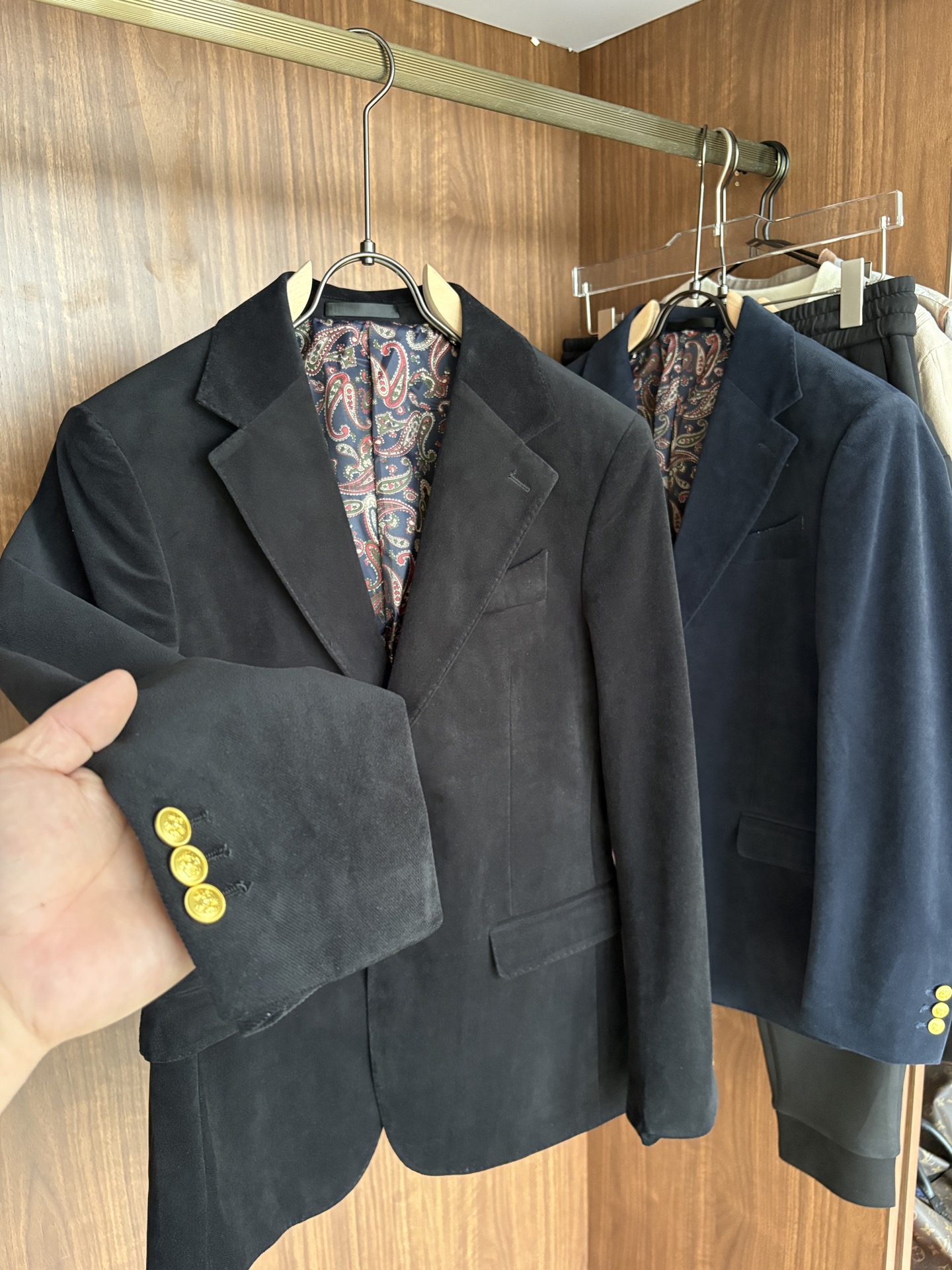 Luxury Men’s Business Card: Top-of-the-line Suits with World-Recognized Fabrics and Crafts - 图片 5
