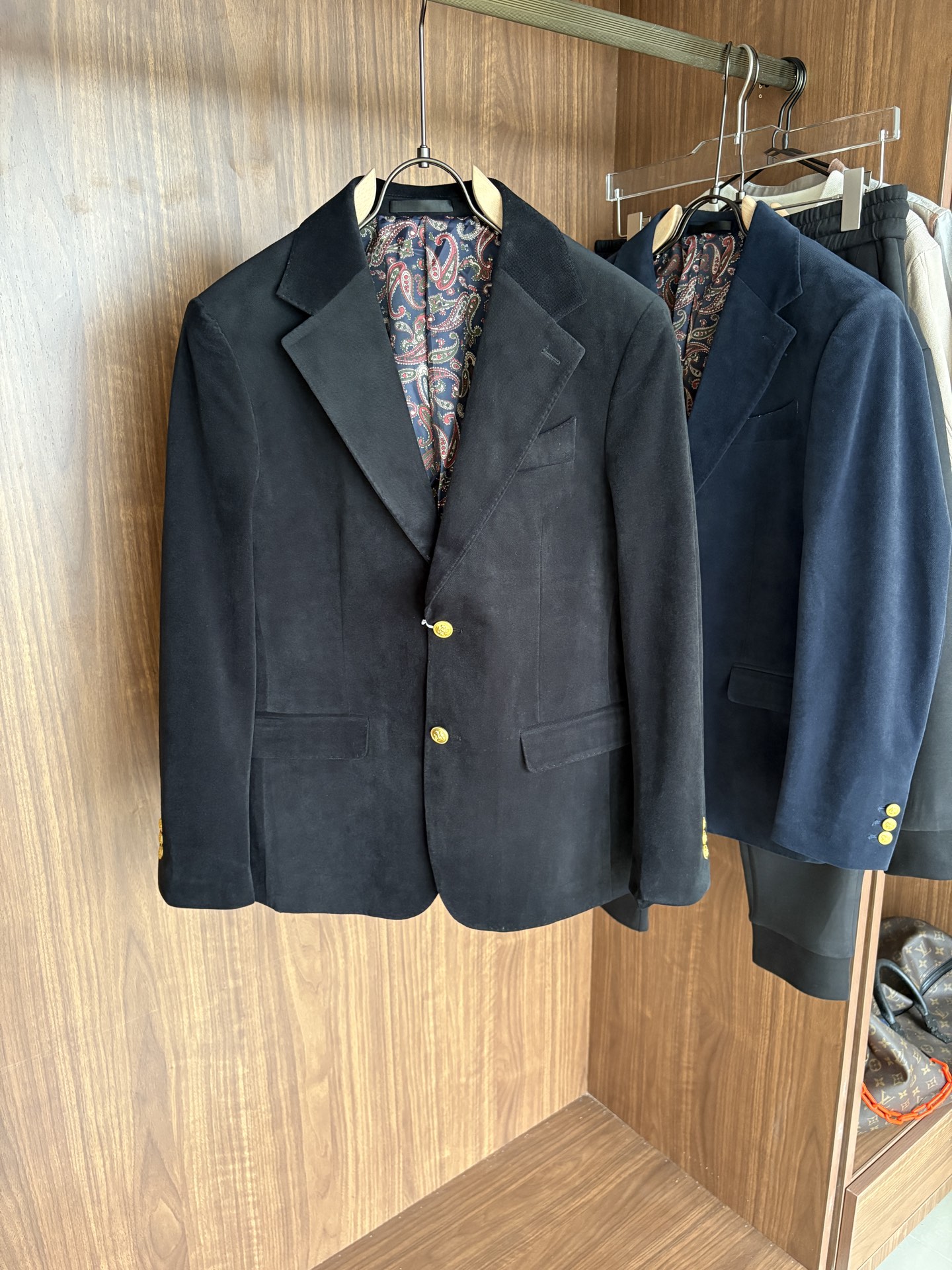 Luxury Men’s Business Card: Top-of-the-line Suits with World-Recognized Fabrics and Crafts - 图片 1