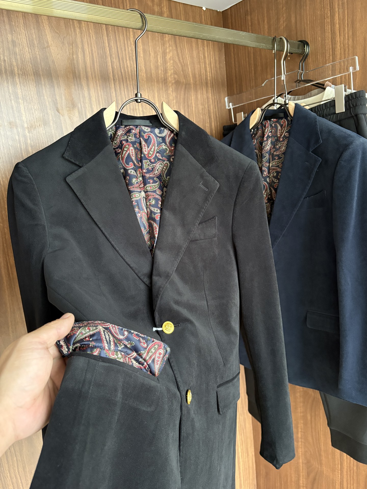 Luxury Men’s Business Card: Top-of-the-line Suits with World-Recognized Fabrics and Crafts - 图片 7