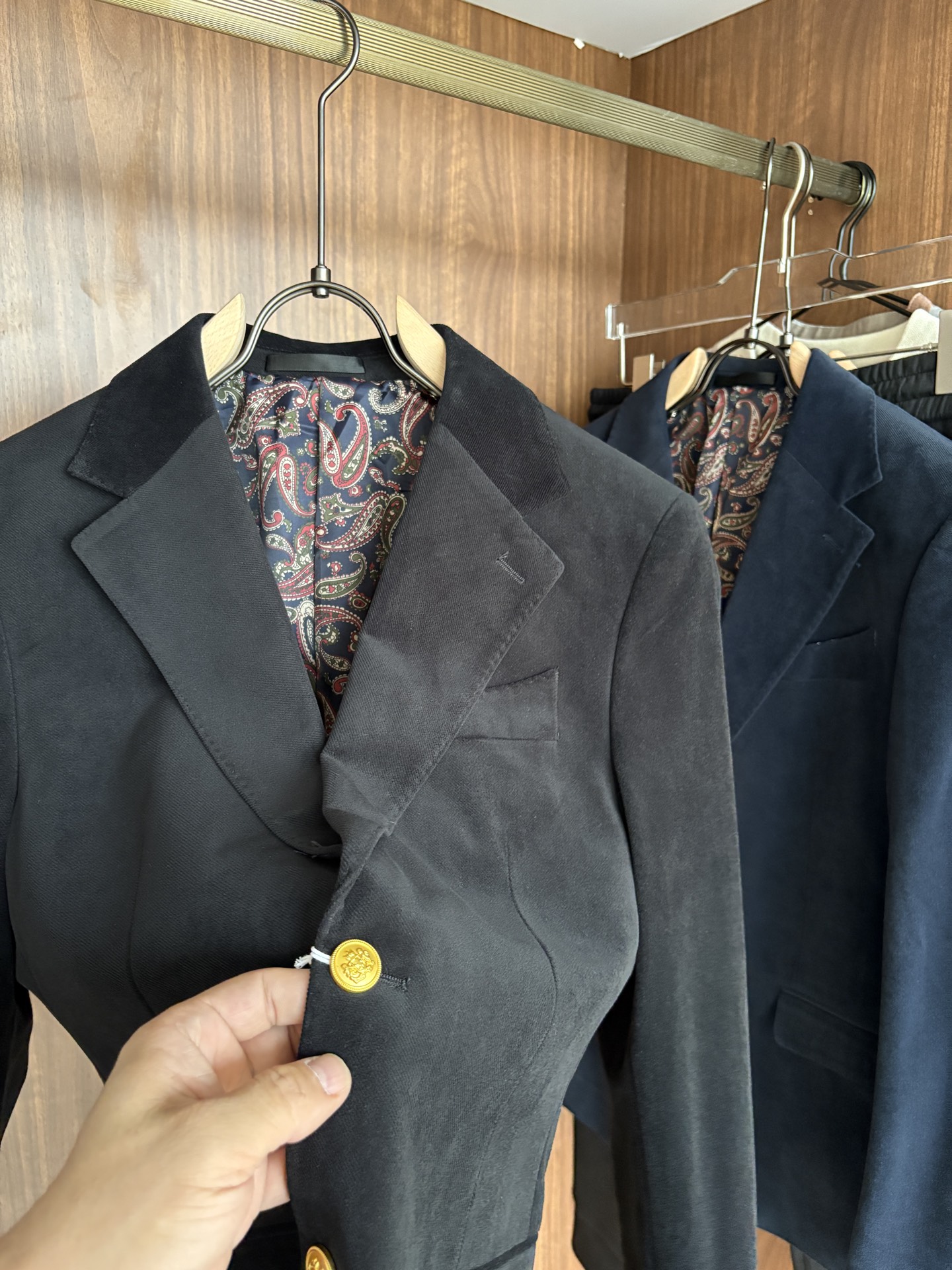 Luxury Men’s Business Card: Top-of-the-line Suits with World-Recognized Fabrics and Crafts - 图片 6