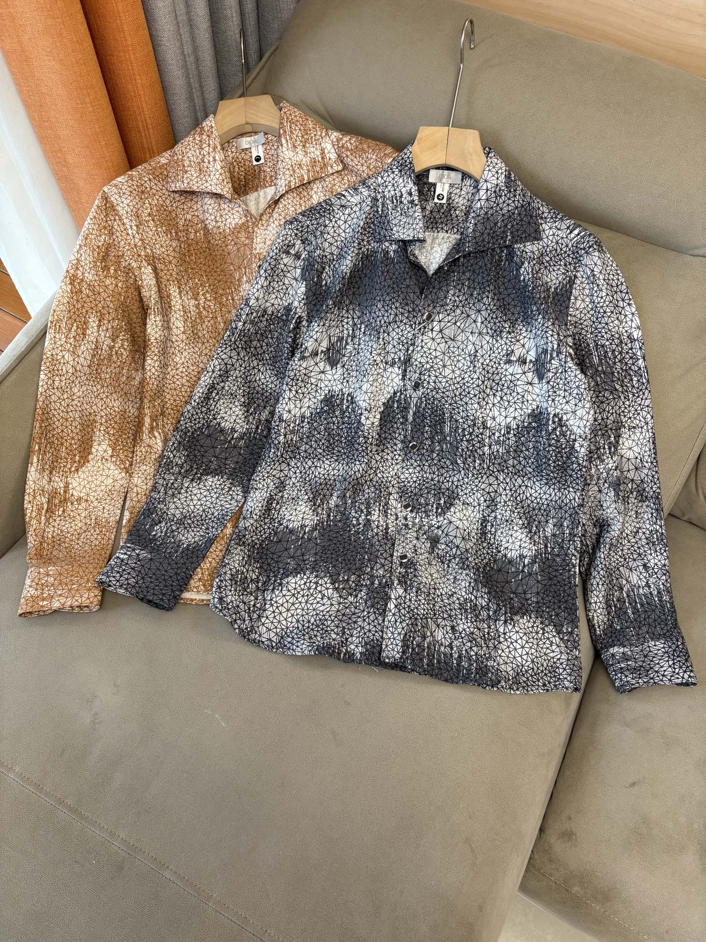 迪家男装界的天花板，这款翻领麻料衫长袖精准到每一针的细腻工艺，完全区别于普通面料裁剪。线条流畅，版型挺括