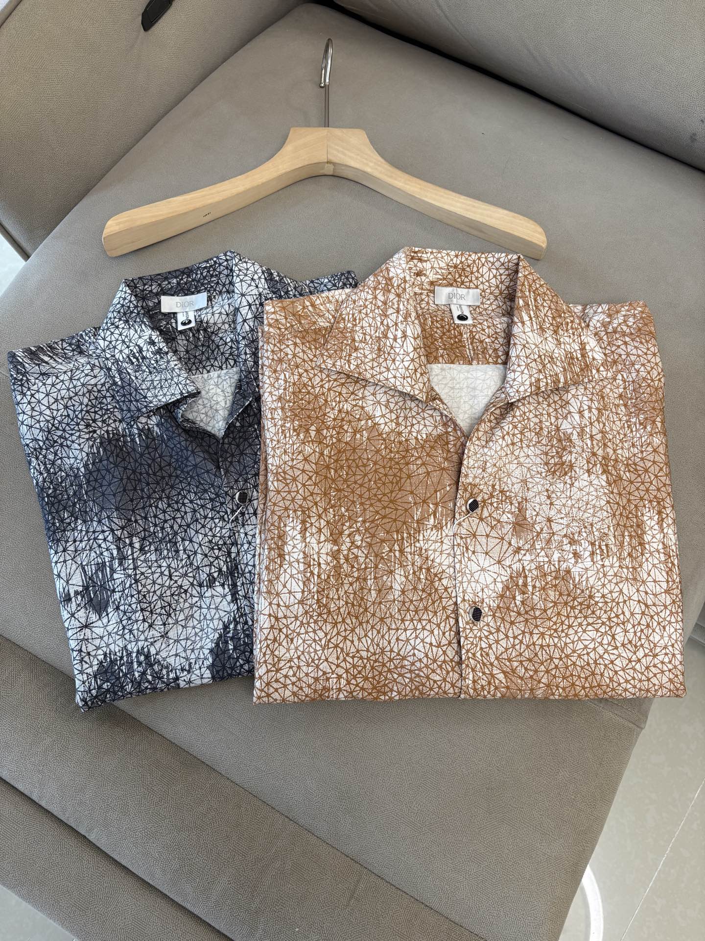 NO:494203,The ceiling of Dijia men's clothing industry, this lapel thread shirt has a long sleeve accurate to the delicate craftsmanship of each needle, completely different from ordinary fabric cutting. The lines are smooth, the style is crisp, perfectly modifying the body, and the classic lapel design is simple but not atmospheric. The texture is silky, close to the body, skin-friendly and breathable!  Whether it is daily going out or business leisure, you can easily control it, demonstrating the elegant temperament of a man!  Code number M-4XL, dior, alexander wang19860909迪家男装界的天花板,这款翻领麻料衫长袖精准到每一针的细腻工艺,完全区别于普通面料裁剪.线条流畅,版型挺括,完美修饰身形,经典翻领设计,简约而不失大气.质感丝滑,贴身亲肤透气！无论是日常出街还是商务休闲,都能轻松驾驭,彰显男士优雅气质！ 码数M-4XL,,dior,alexander wang,Men's clothing