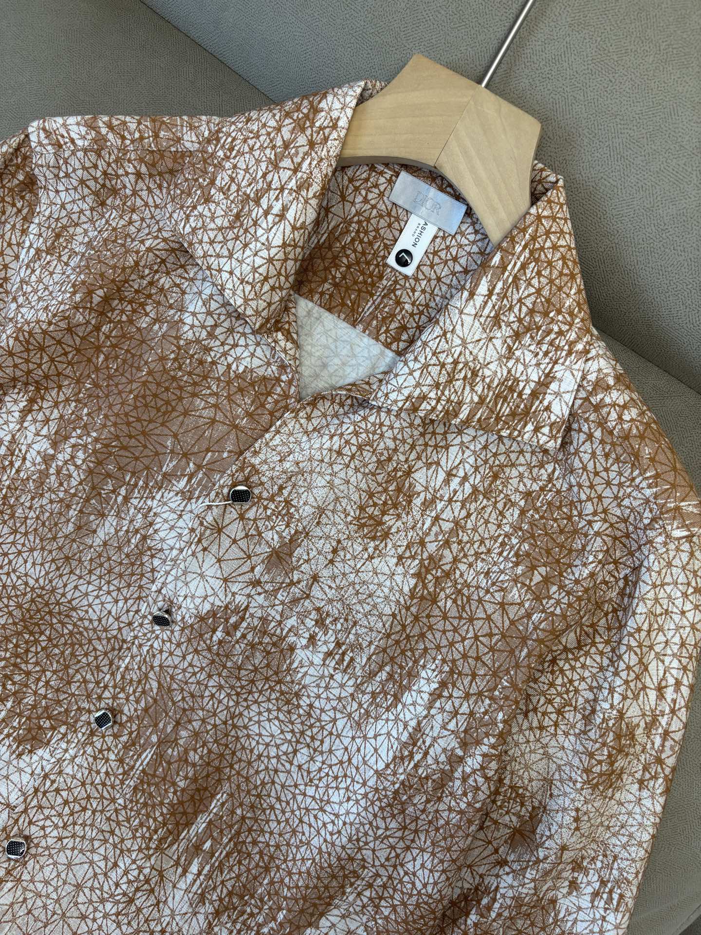 迪家男装界的天花板，这款翻领麻料衫长袖精准到每一针的细腻工艺，完全区别于普通面料裁剪。线条流畅，版型挺括