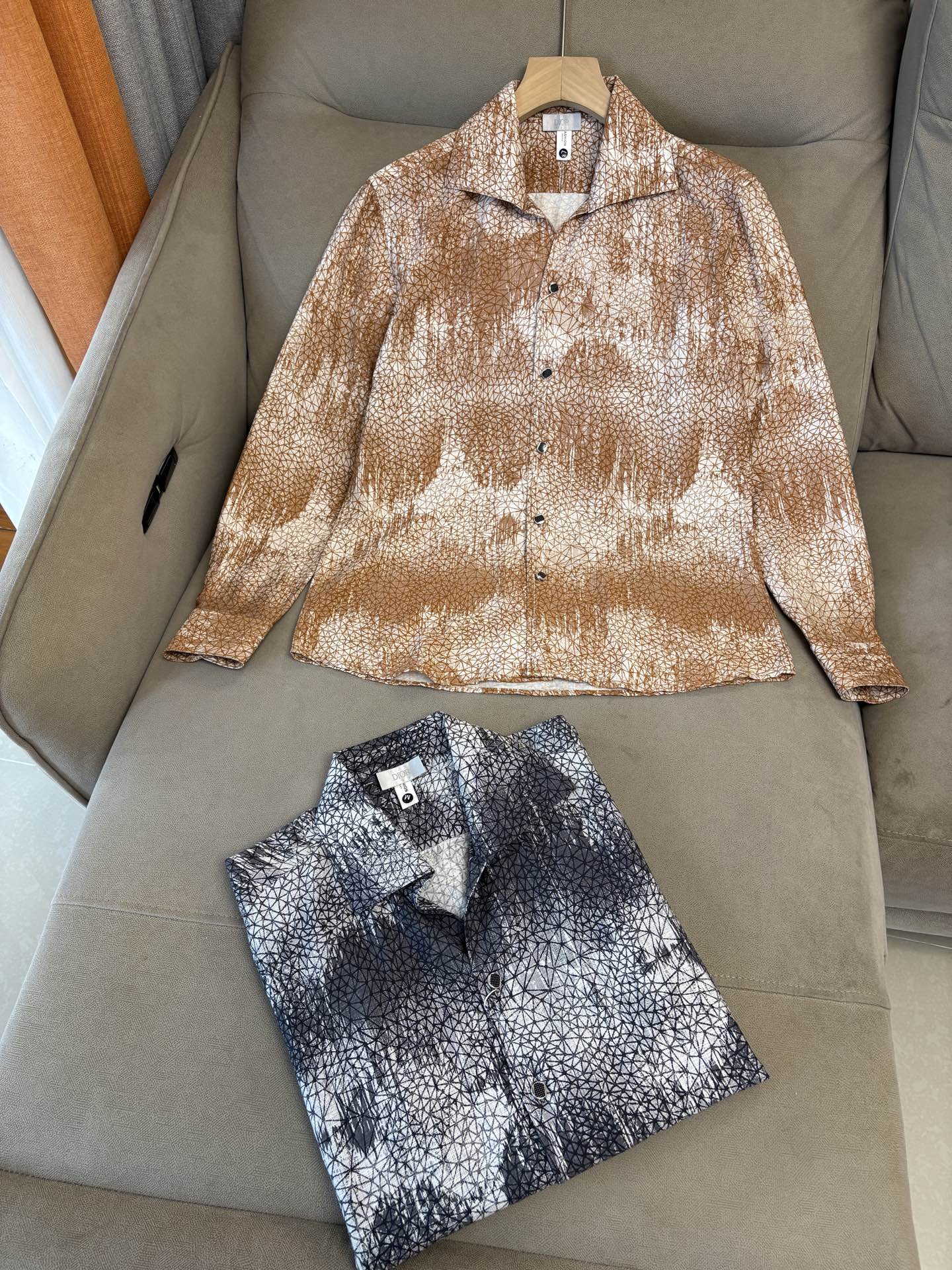 迪家男装界的天花板，这款翻领麻料衫长袖精准到每一针的细腻工艺，完全区别于普通面料裁剪。线条流畅，版型挺括