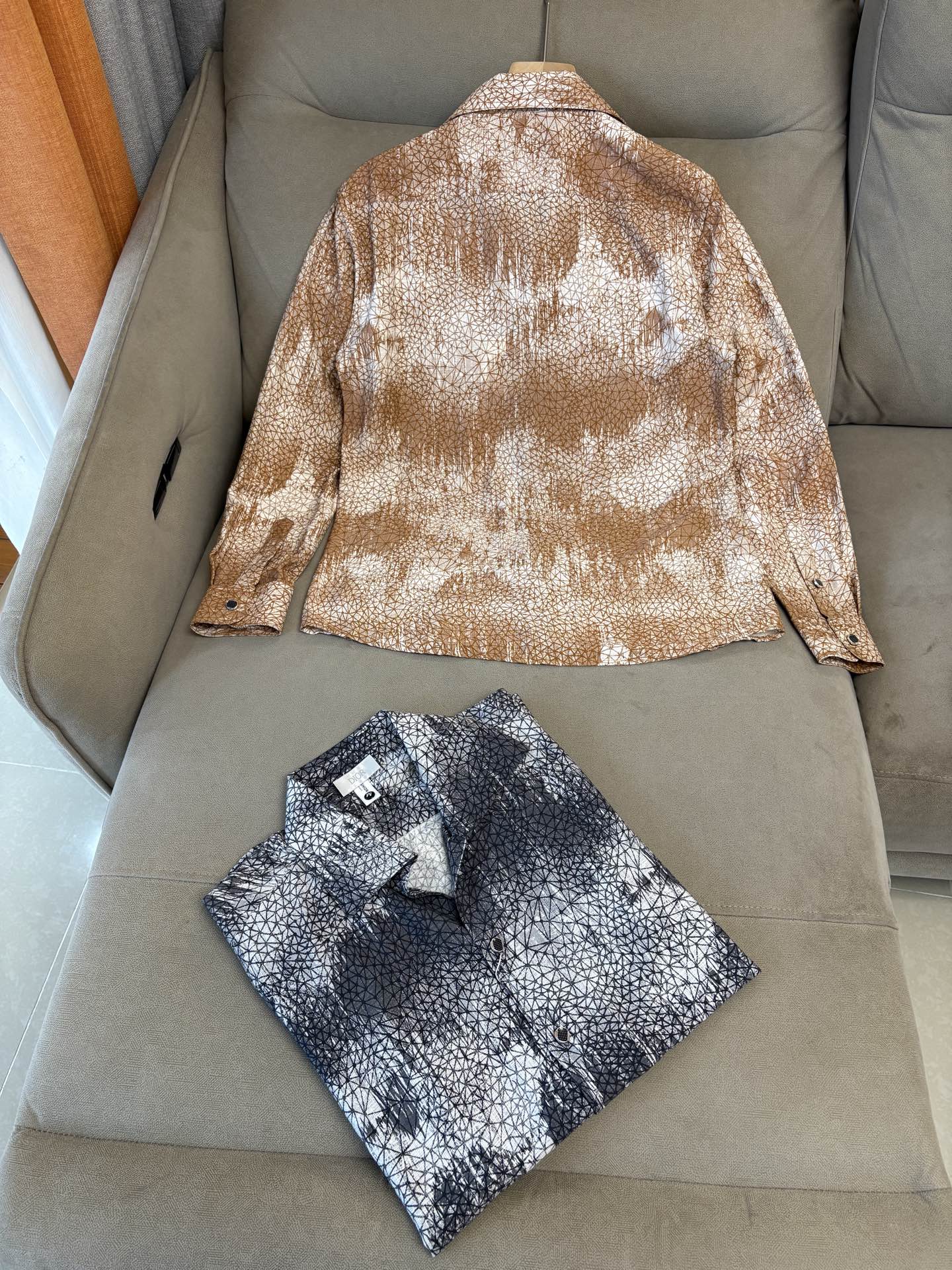 迪家男装界的天花板，这款翻领麻料衫长袖精准到每一针的细腻工艺，完全区别于普通面料裁剪。线条流畅，版型挺括