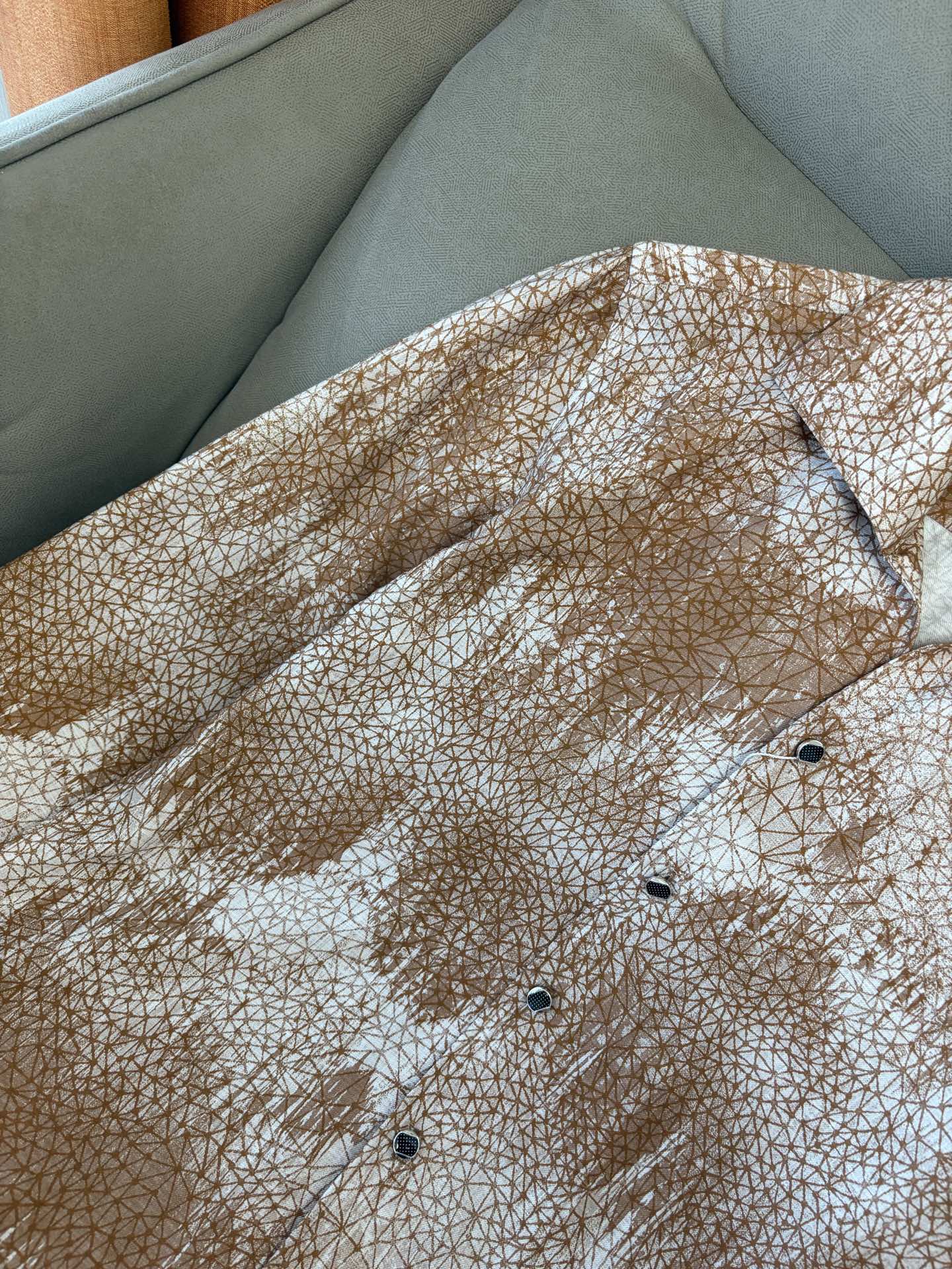 迪家男装界的天花板，这款翻领麻料衫长袖精准到每一针的细腻工艺，完全区别于普通面料裁剪。线条流畅，版型挺括