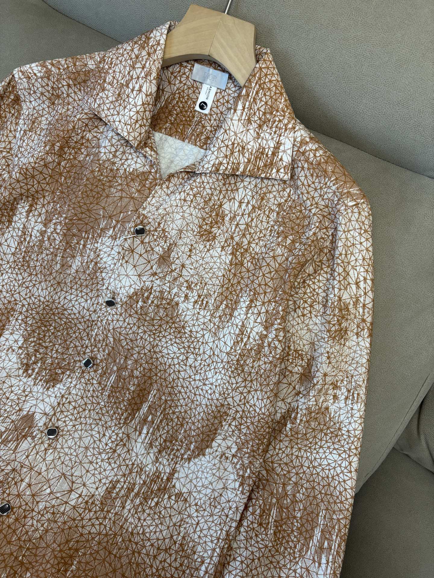 迪家男装界的天花板，这款翻领麻料衫长袖精准到每一针的细腻工艺，完全区别于普通面料裁剪。线条流畅，版型挺括