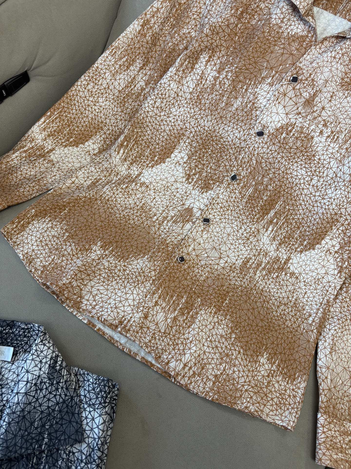 迪家男装界的天花板，这款翻领麻料衫长袖精准到每一针的细腻工艺，完全区别于普通面料裁剪。线条流畅，版型挺括