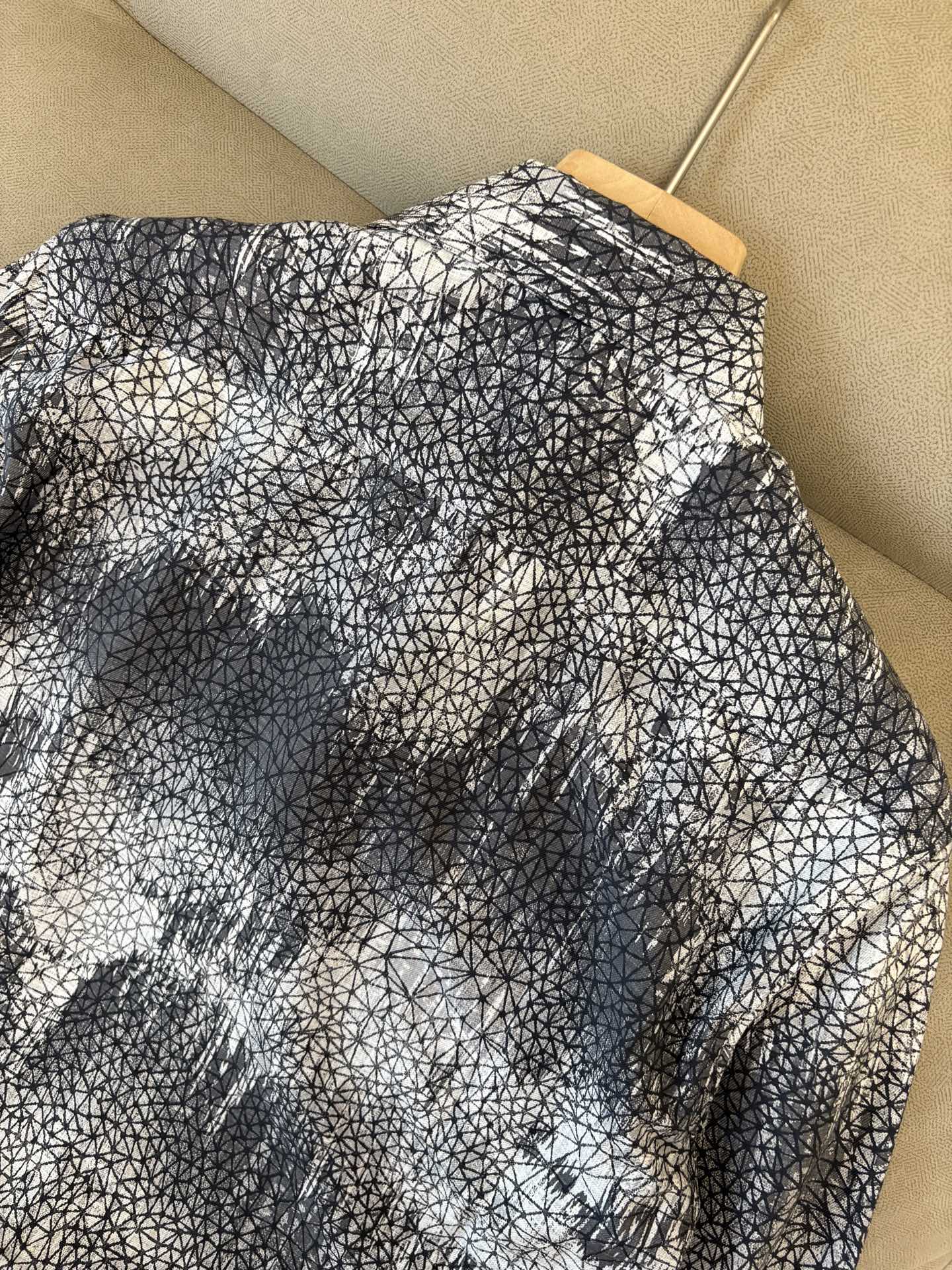 迪家男装界的天花板，这款翻领麻料衫长袖精准到每一针的细腻工艺，完全区别于普通面料裁剪。线条流畅，版型挺括