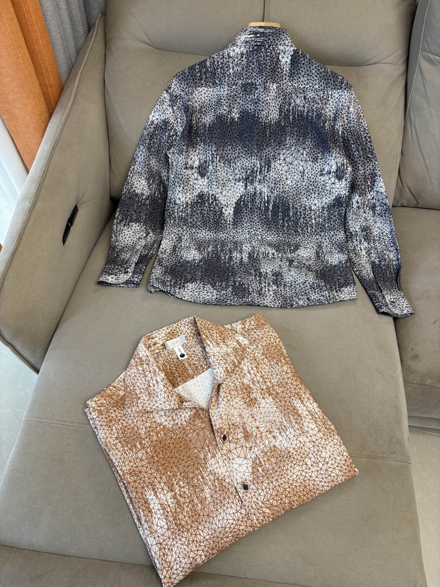 迪家男装界的天花板，这款翻领麻料衫长袖精准到每一针的细腻工艺，完全区别于普通面料裁剪。线条流畅，版型挺括