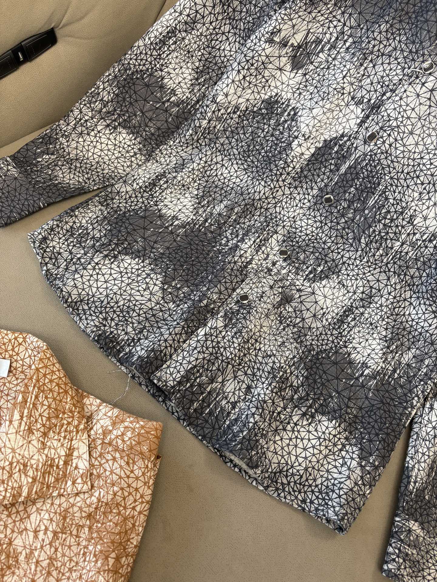 迪家男装界的天花板，这款翻领麻料衫长袖精准到每一针的细腻工艺，完全区别于普通面料裁剪。线条流畅，版型挺括